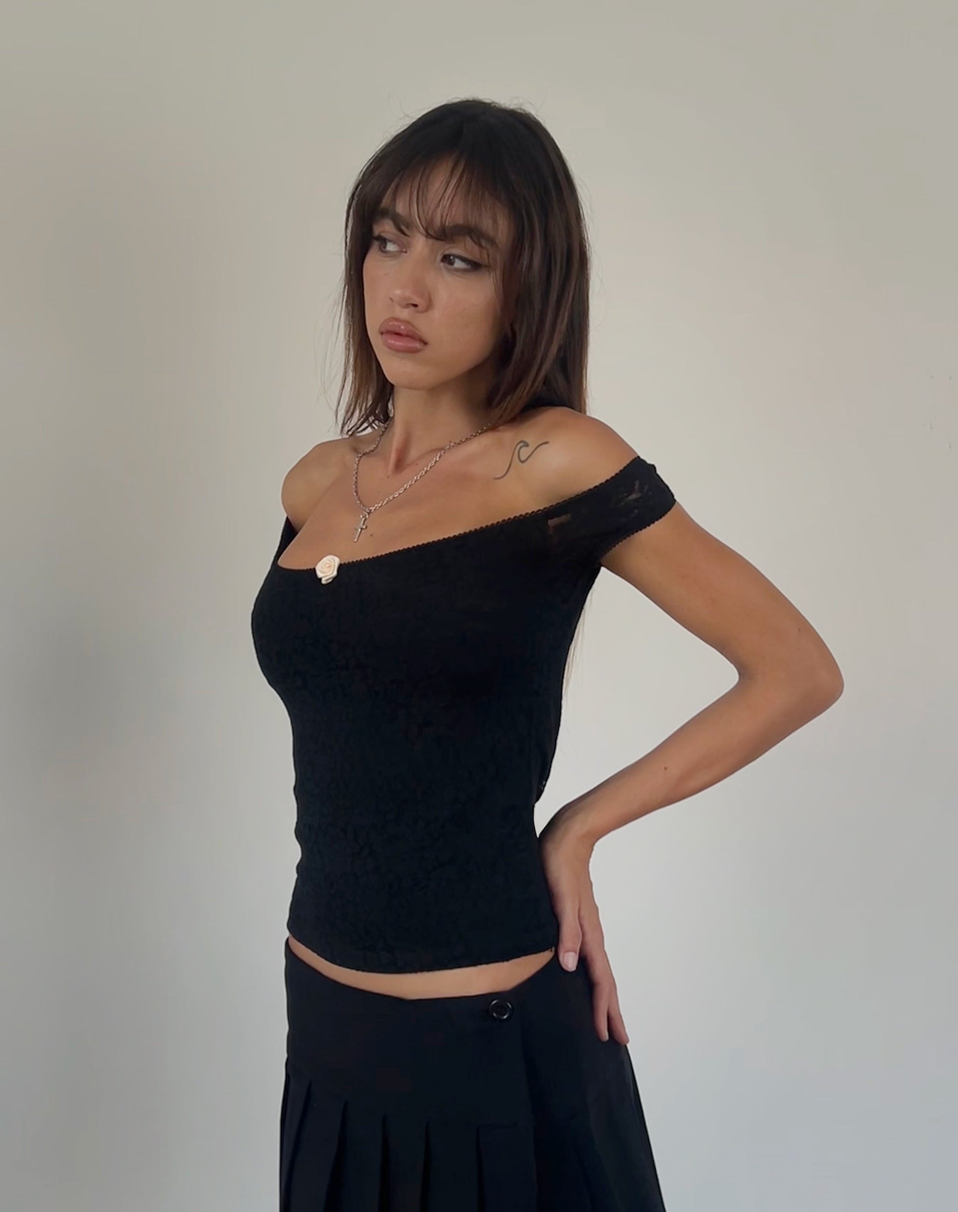 Lonnie Bardot Top in Rooskant Zwart
