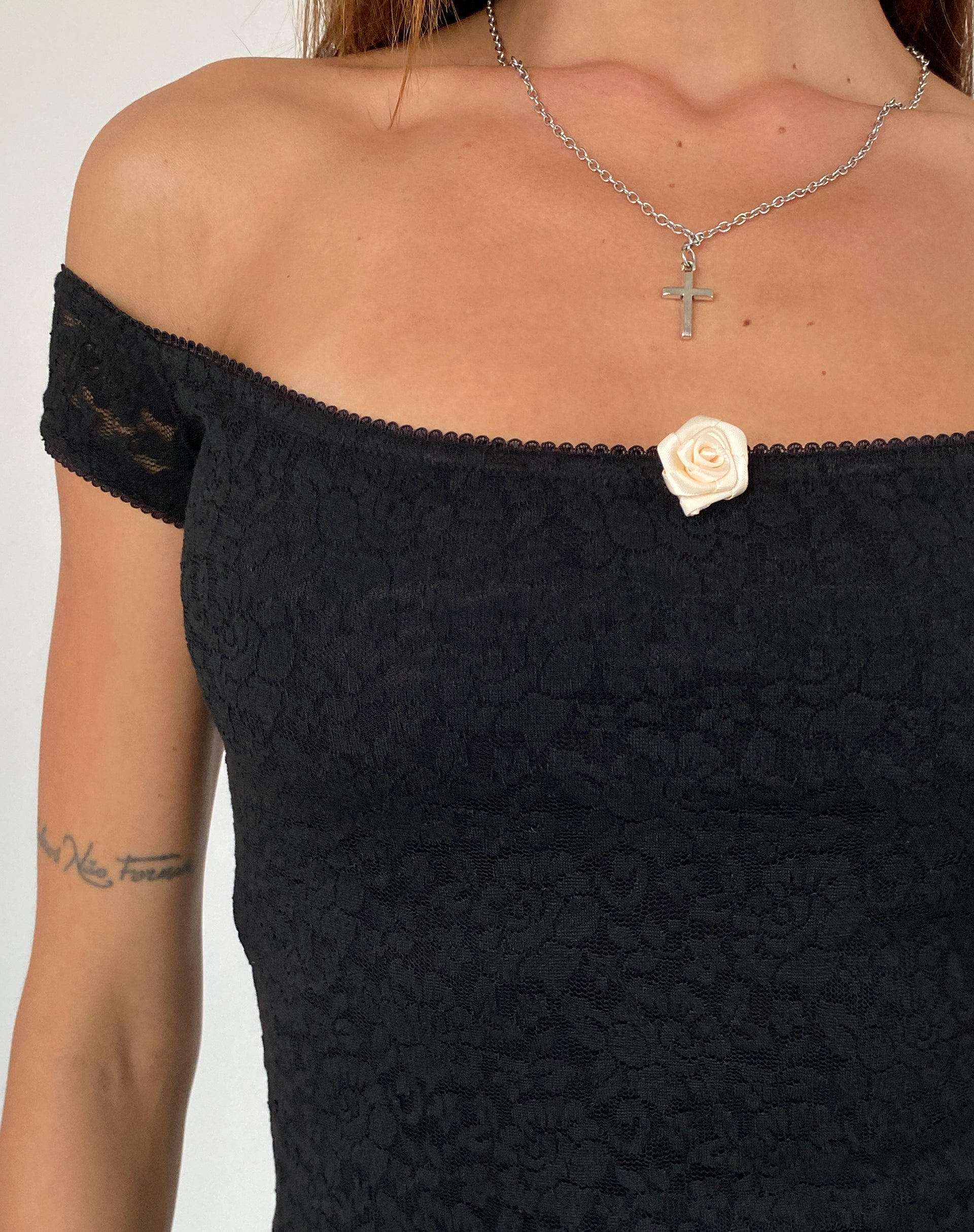 Lonnie Bardot Top in Rooskant Zwart