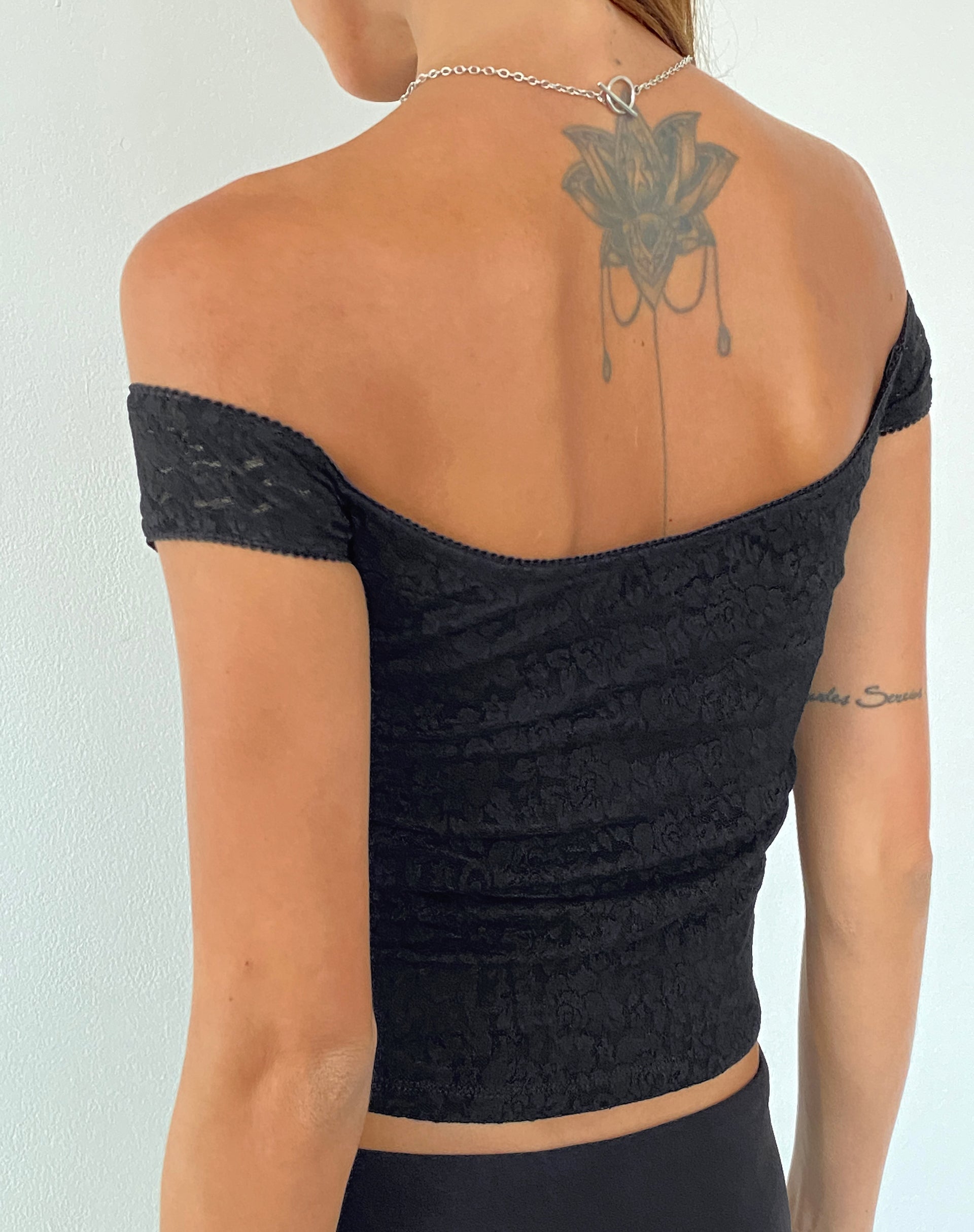 Lonnie Bardot Top in Rooskant Zwart
