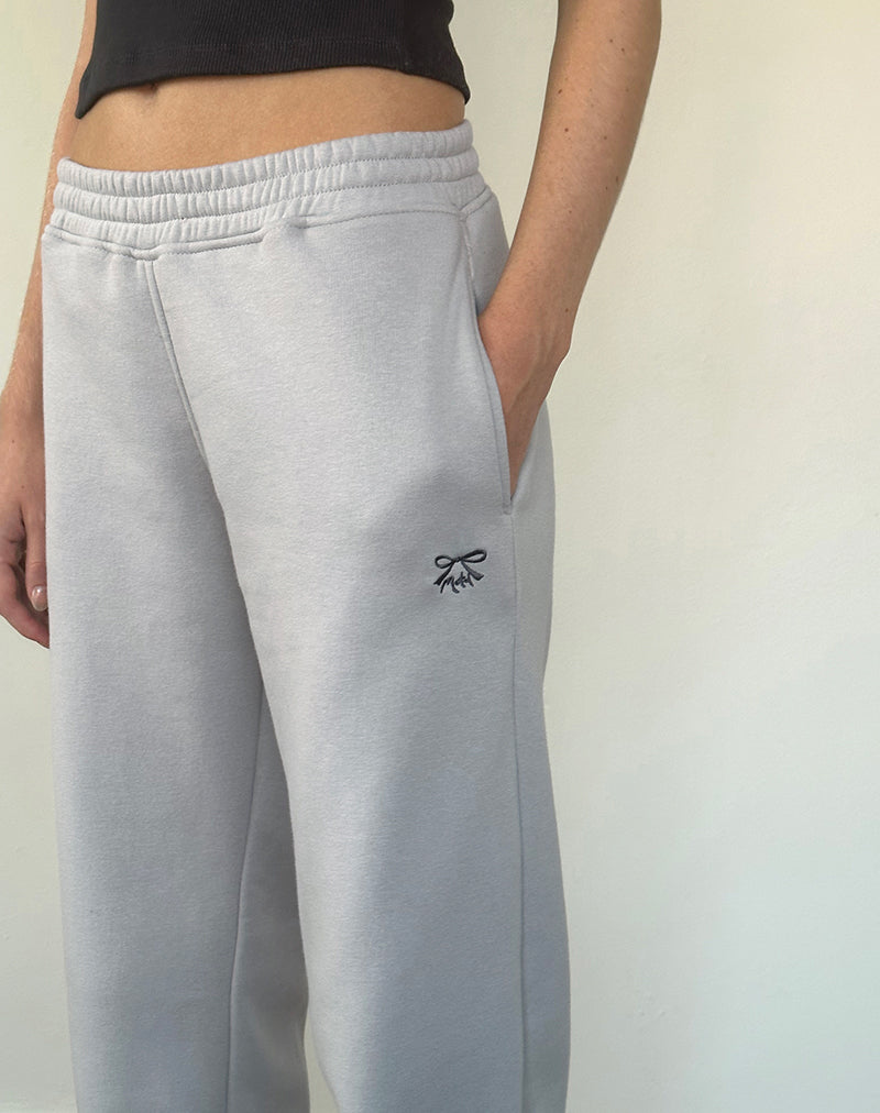 Afbeelding van Losse Jogger in Lunar Rock met Ocean Storm strikborduursel