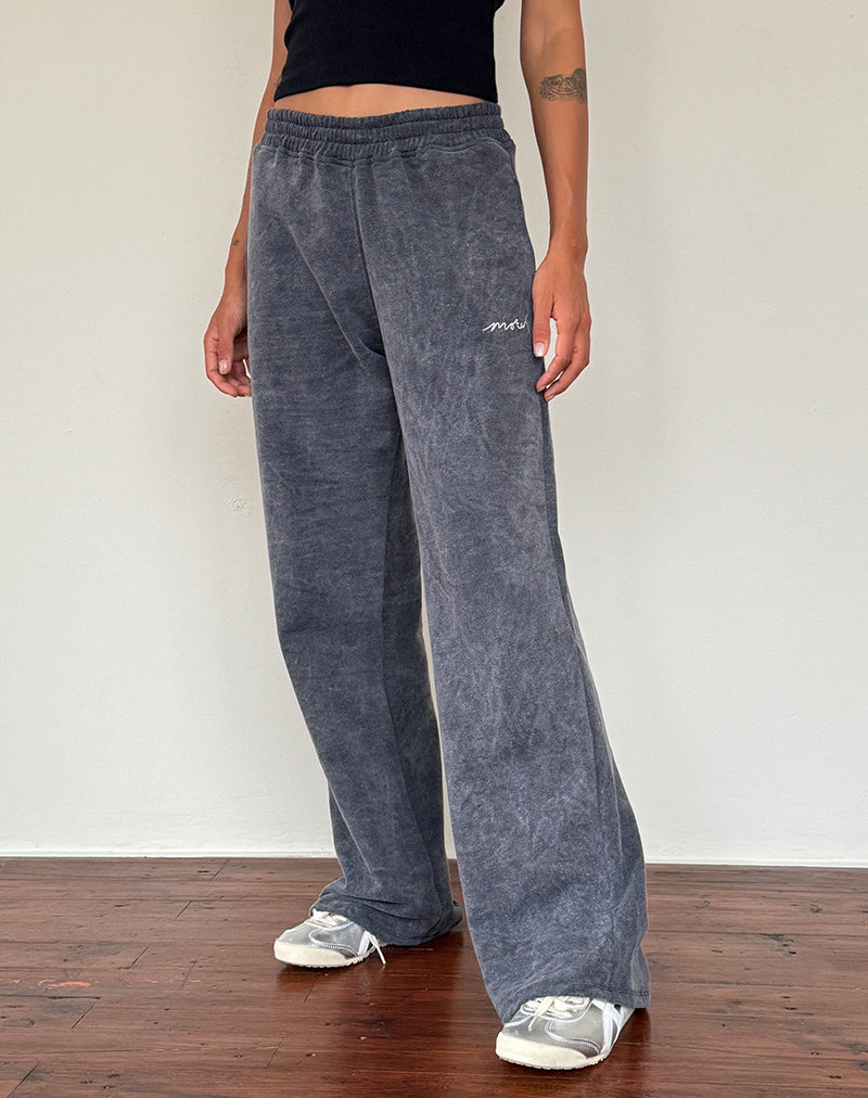 Afbeelding van Losse Jogger in Black Wash met Off White 'MOTEL' borduursel