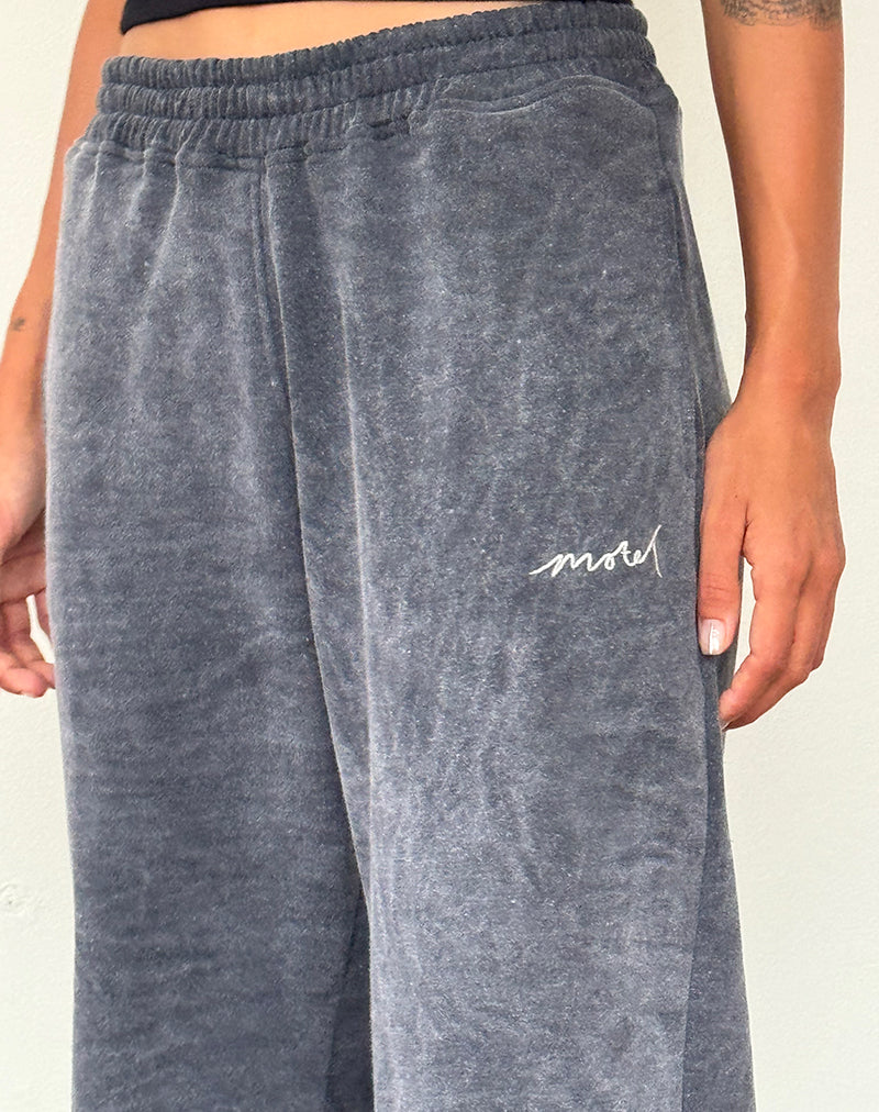 Afbeelding van Losse Jogger in Black Wash met Off White 'MOTEL' borduursel