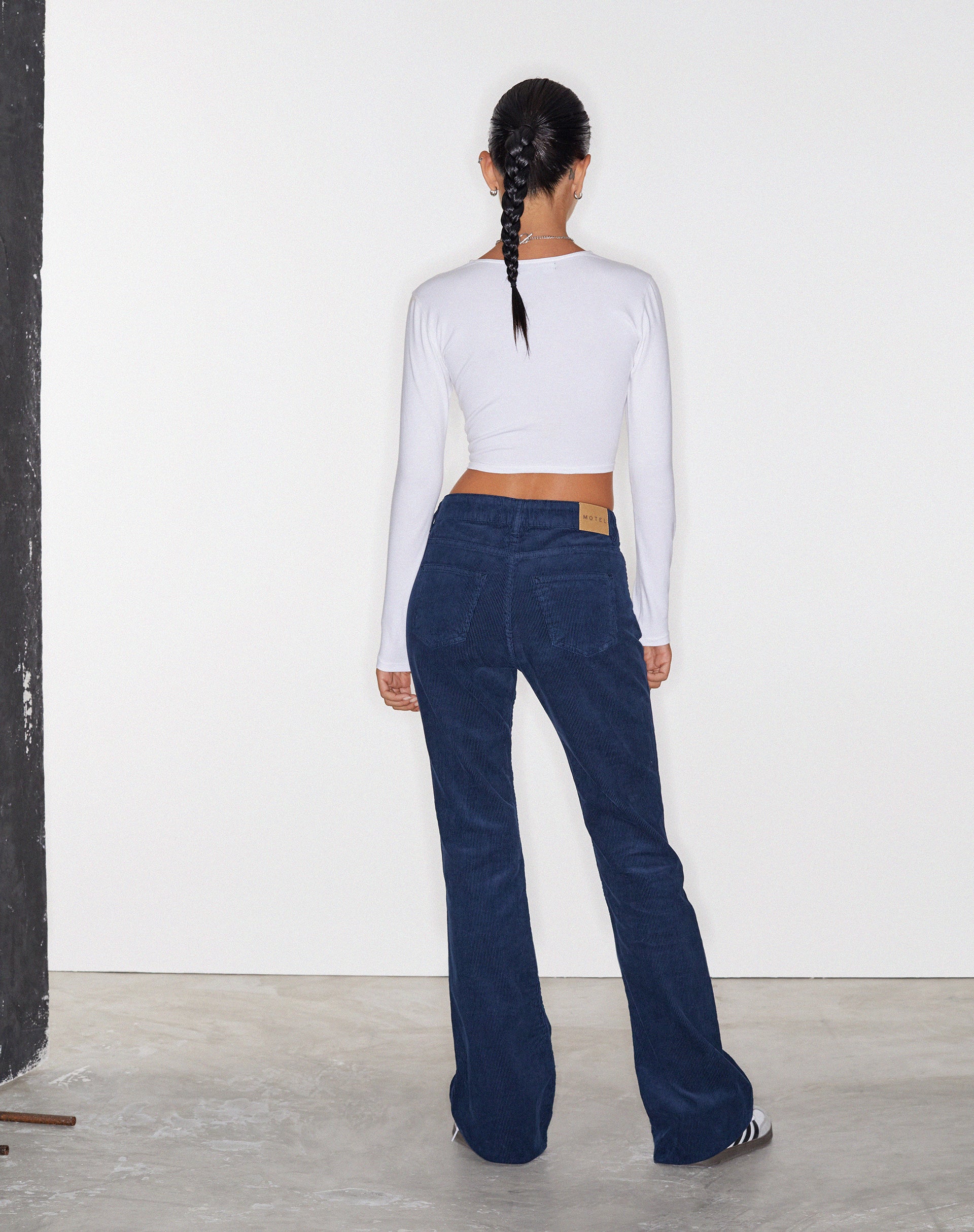 Afbeelding van Low Rise Bootleg Jeans in Cord Navy