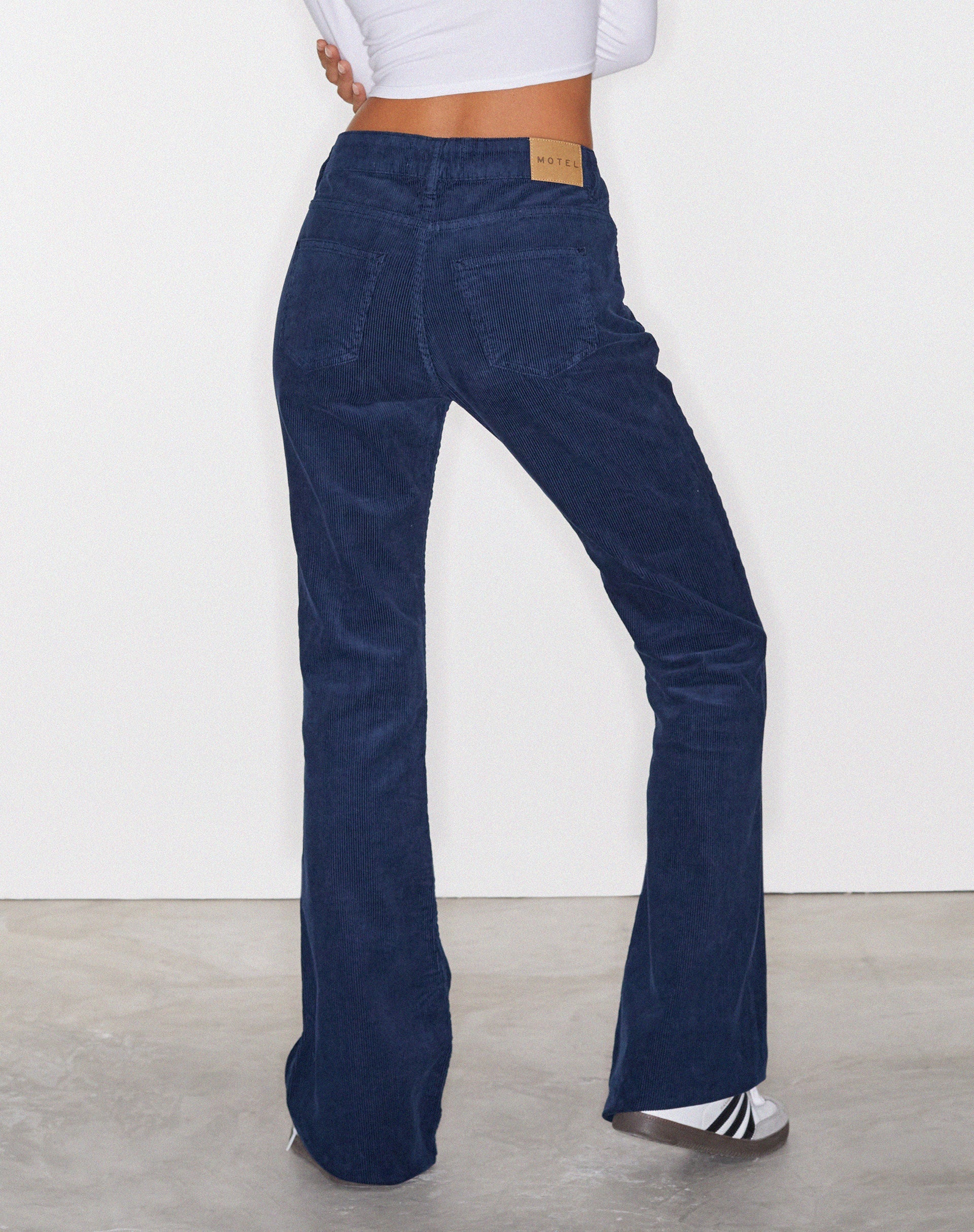 Afbeelding van Low Rise Bootleg Jeans in Cord Navy