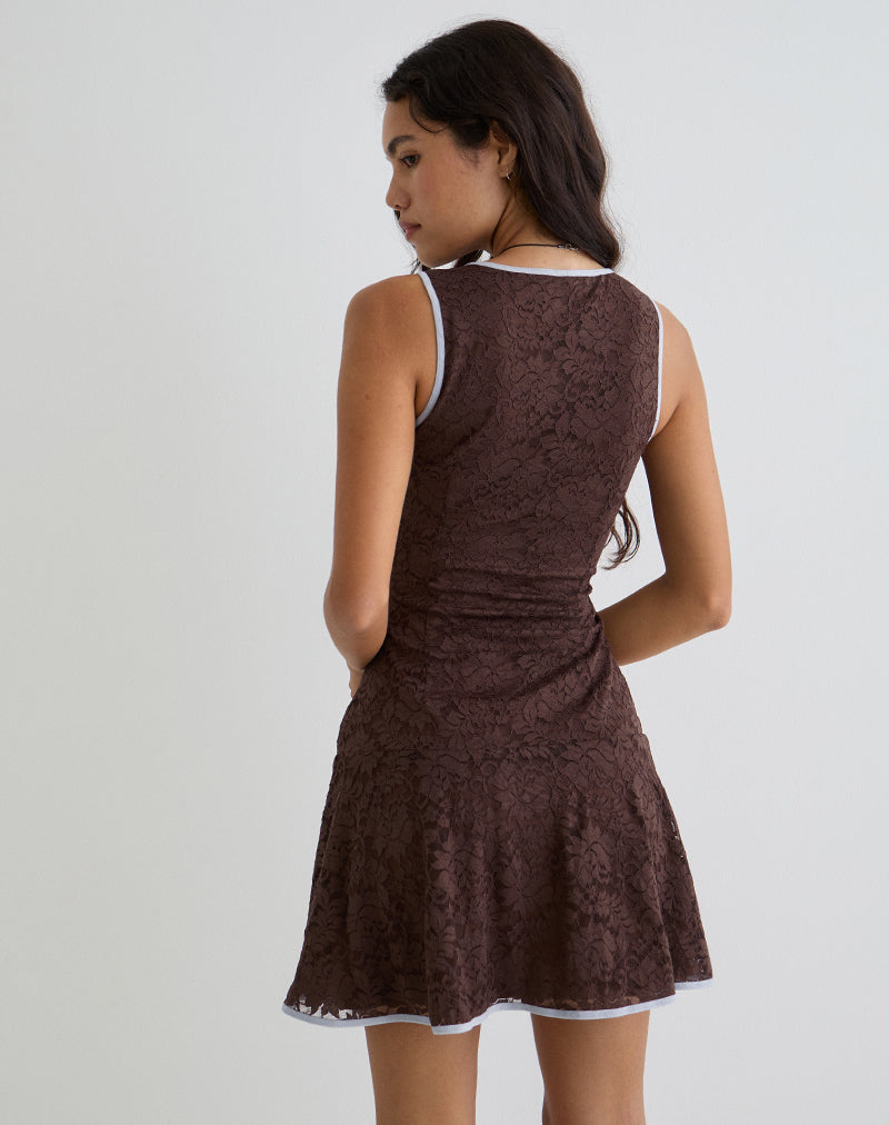Afbeelding van Luscian Mini Jurk in Kant Chocolade met Blauwe Binding