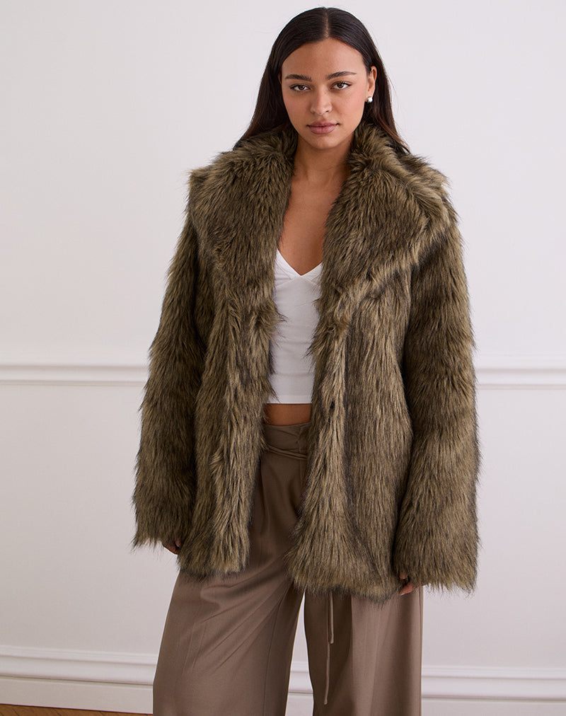 Lupita jas in lang bont bruin