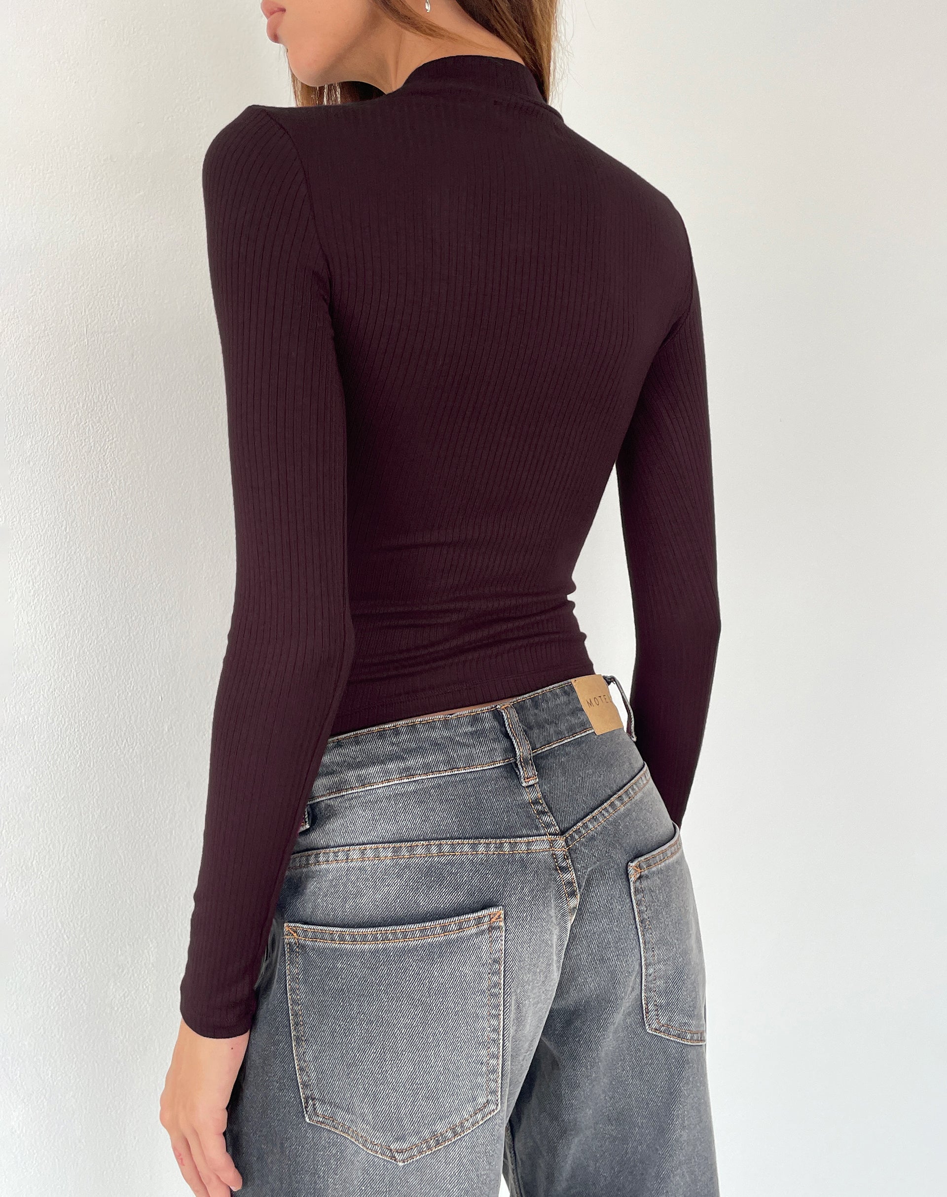 Afbeelding van Mabel Hoge Hals Lange Mouw Geribbelde Top in Oxblood