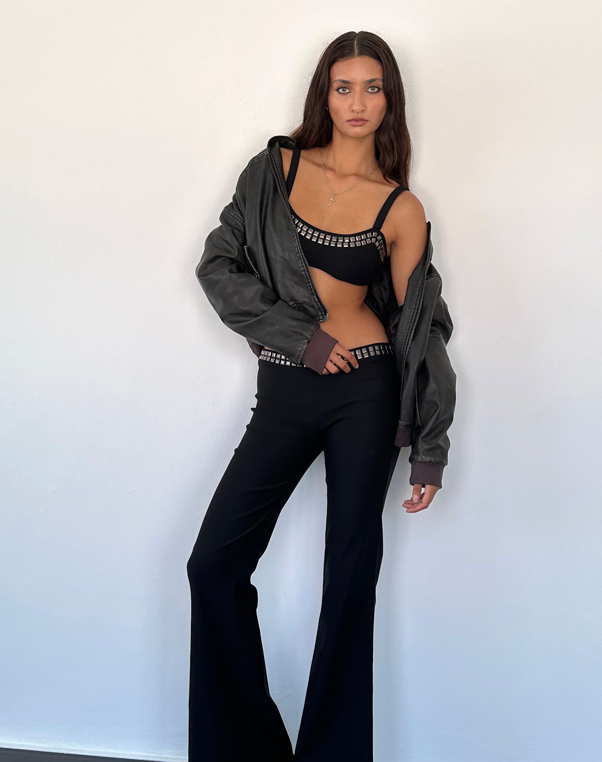 Afbeelding van Macias Uitlopende broek met studs in zwart Tailoring