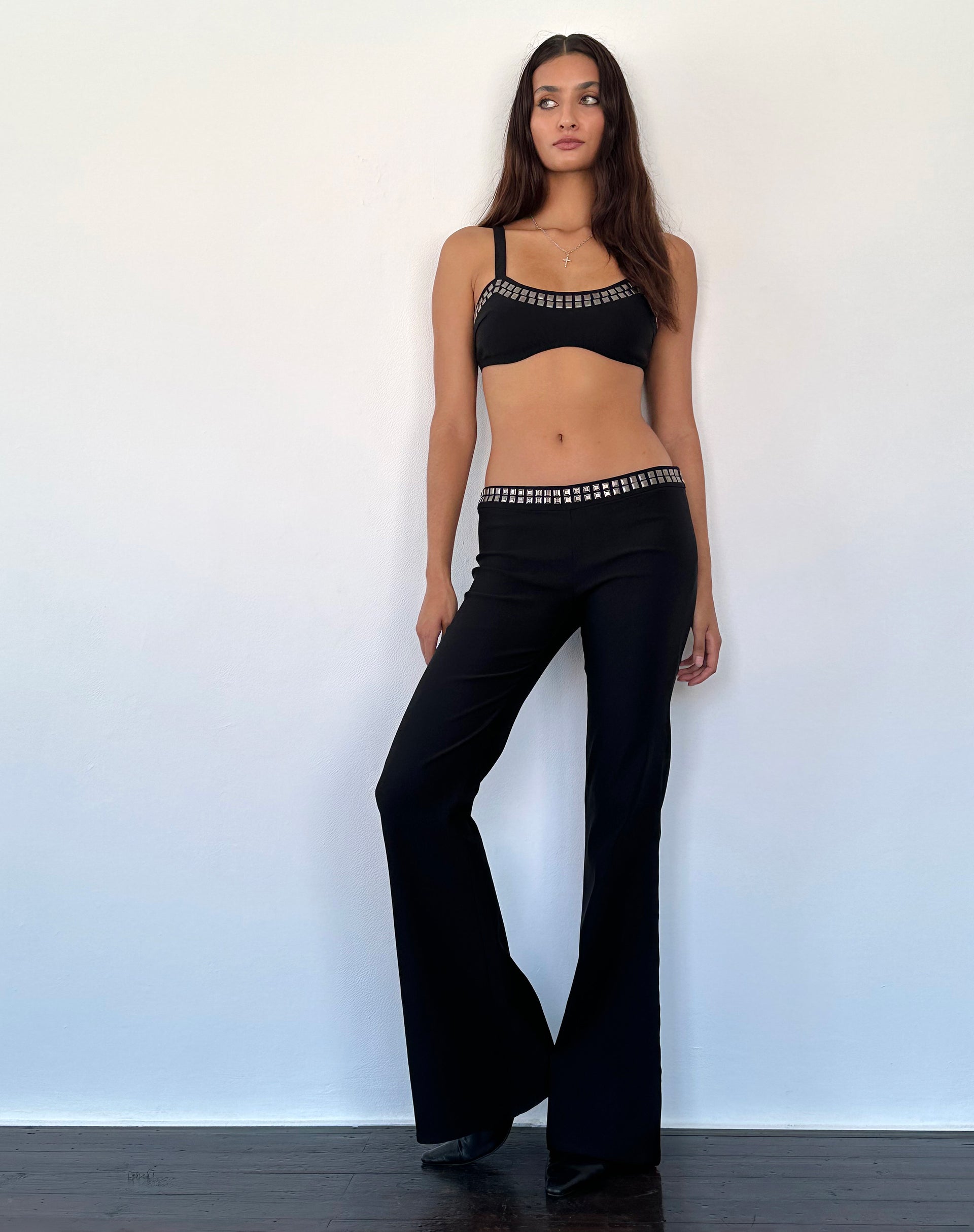 Afbeelding van Macias Uitlopende broek met studs in zwart Tailoring