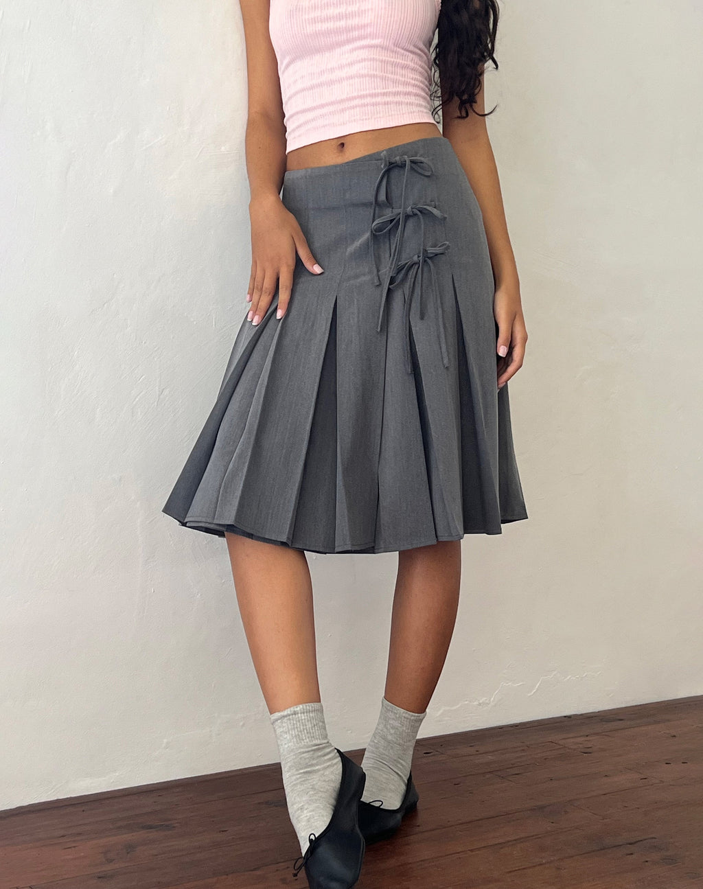 Madelyn geplooide midi-rok in houtskool Tailoring
