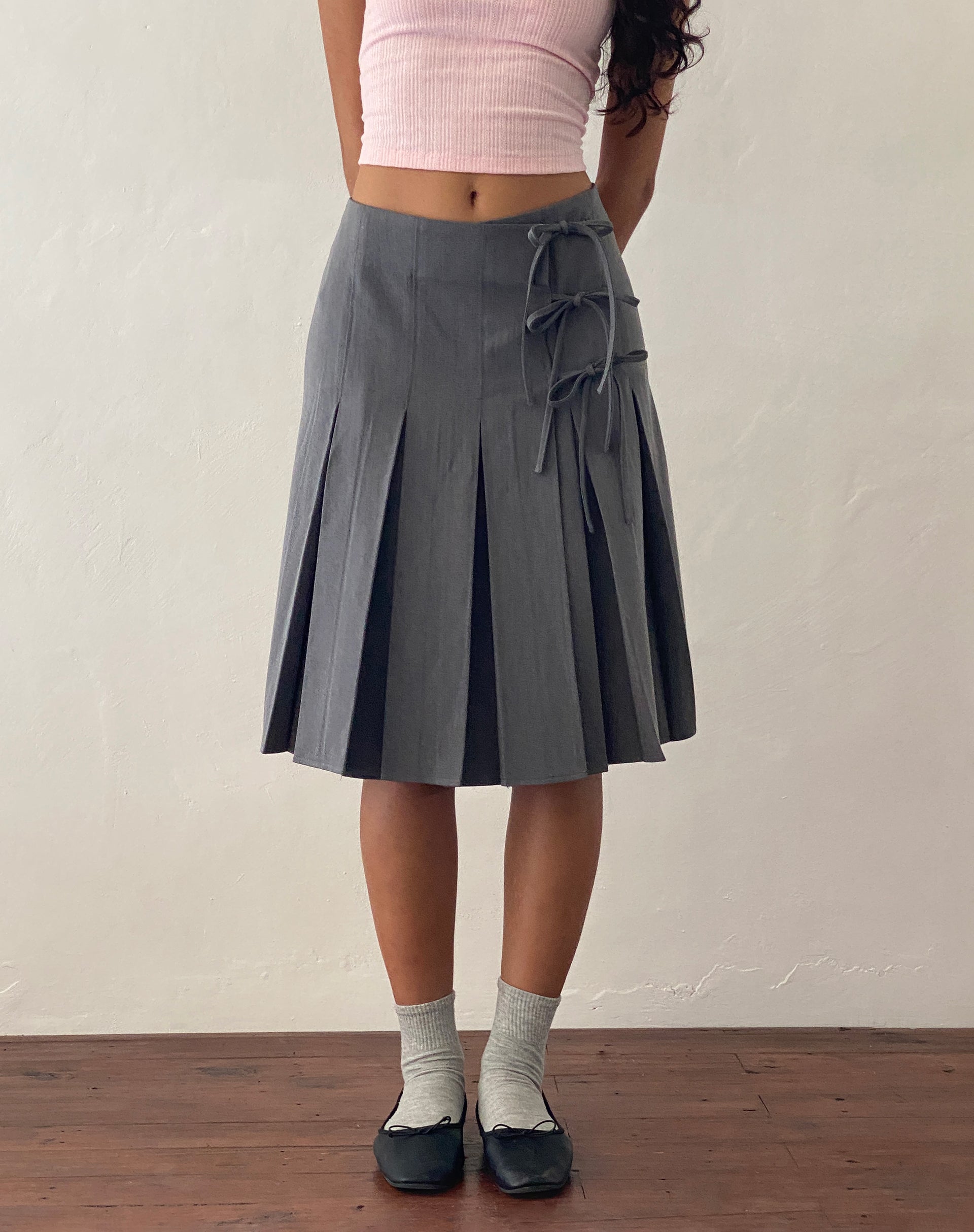 Afbeelding van Madelyn geplooide midi-rok in houtskool Tailoring