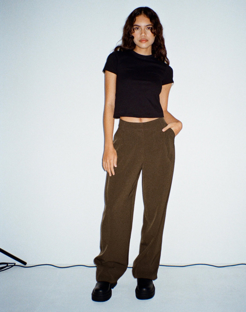 Sakaria broek met wijde pijpen in Tailoring Truffel