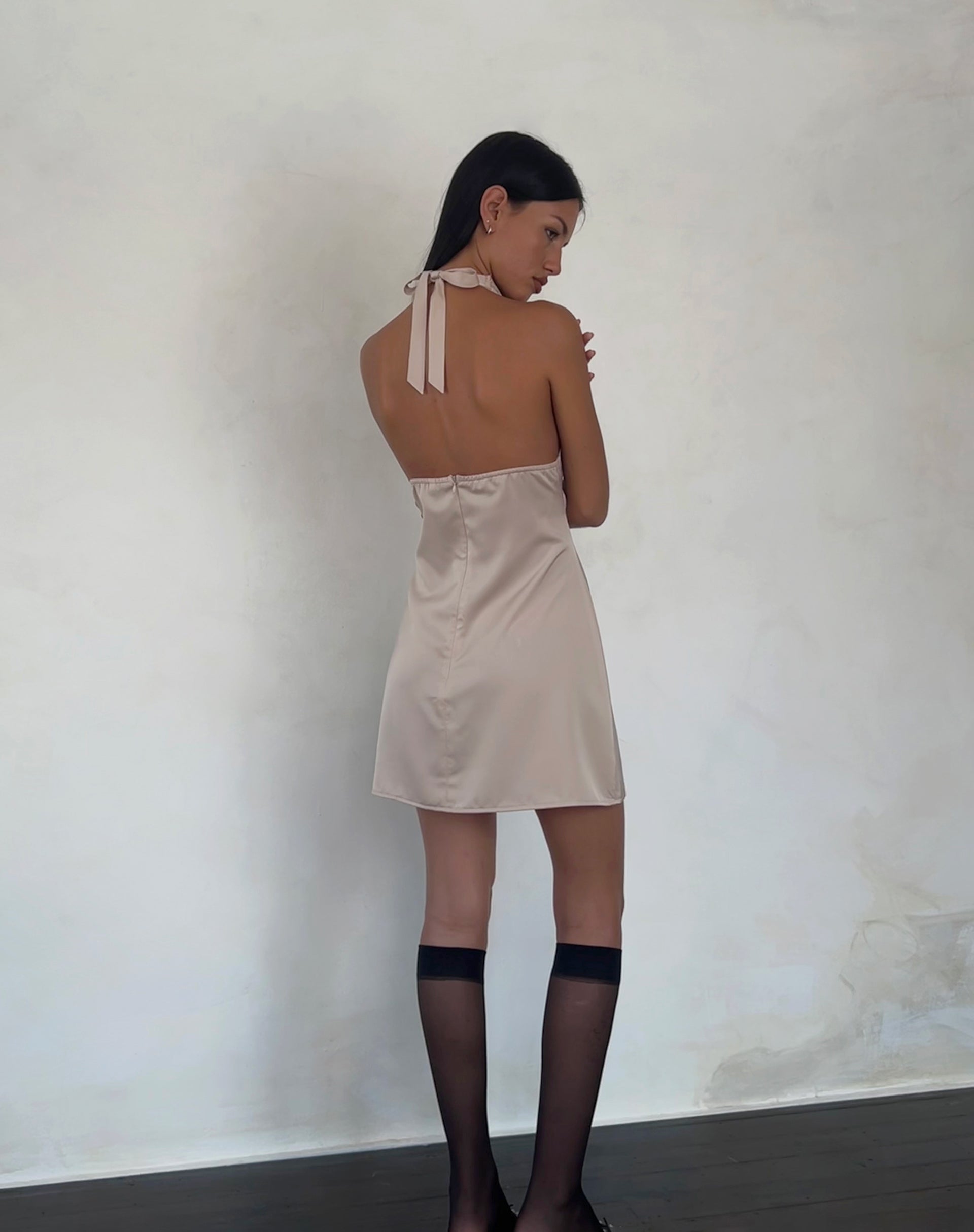 Afbeelding van Maruko Mini Jurk met Halterhals in Satijn Champagne