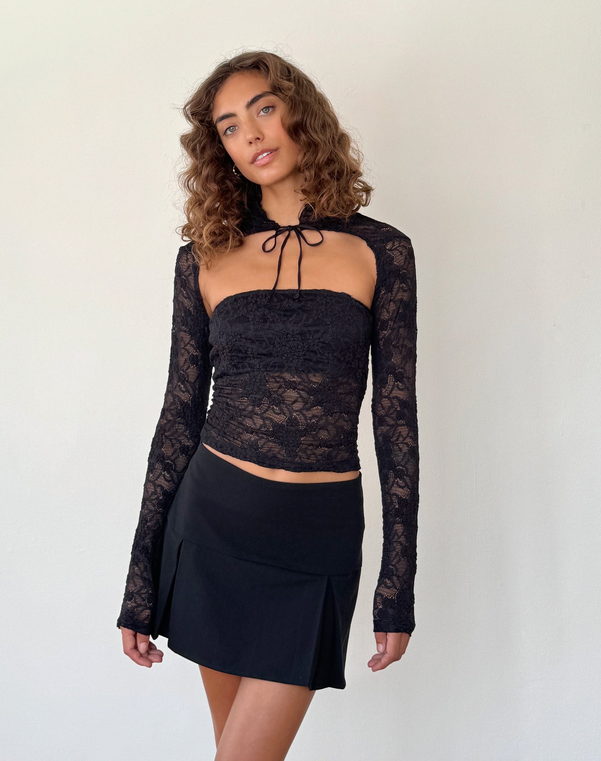 Afbeelding van Melvina Bandeau Top en Shrug Set in Kant Zwart