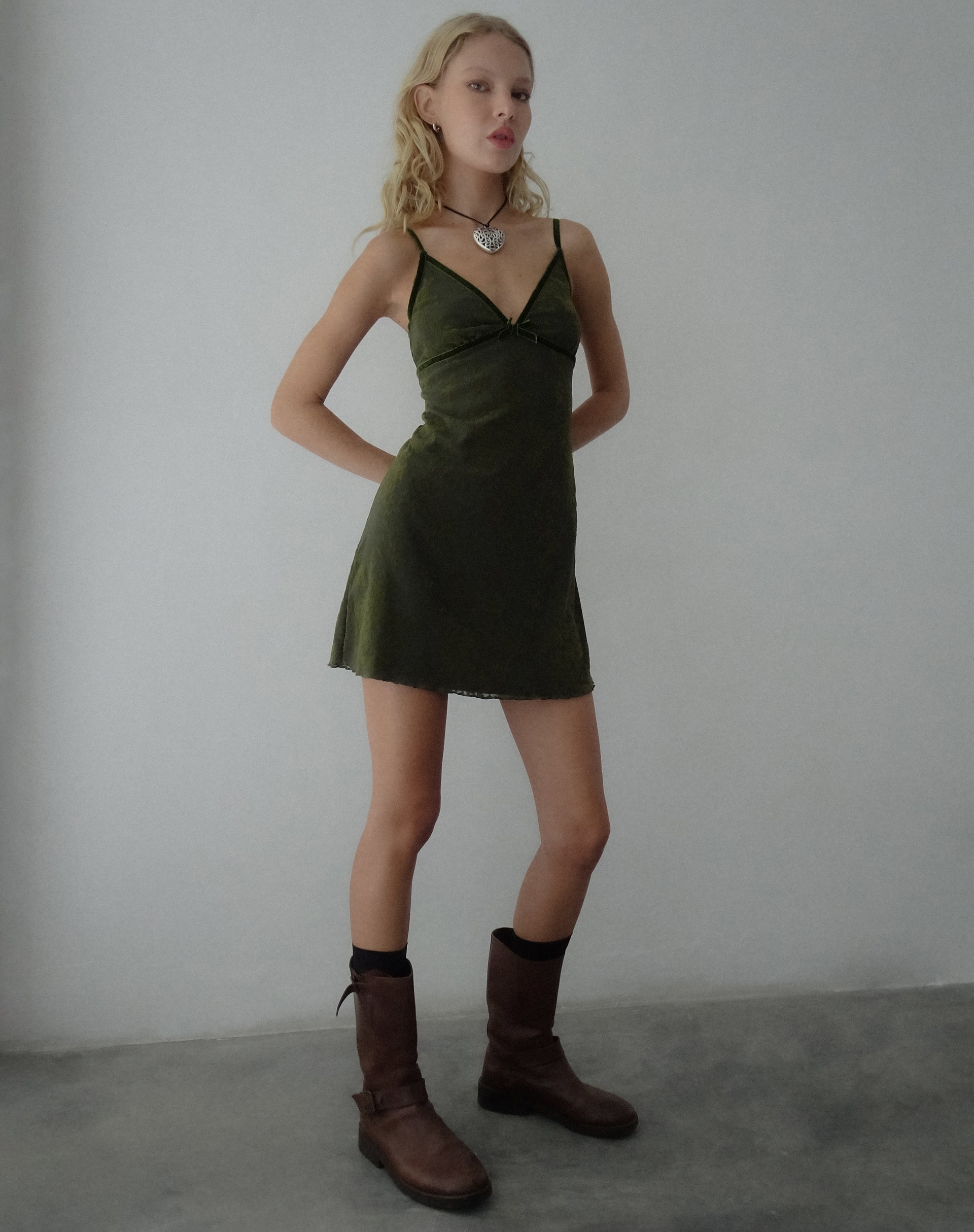 Afbeelding van Mevila Mini Dress in Abstract Botanic Dark Olive