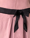 Roze met zwarte strik