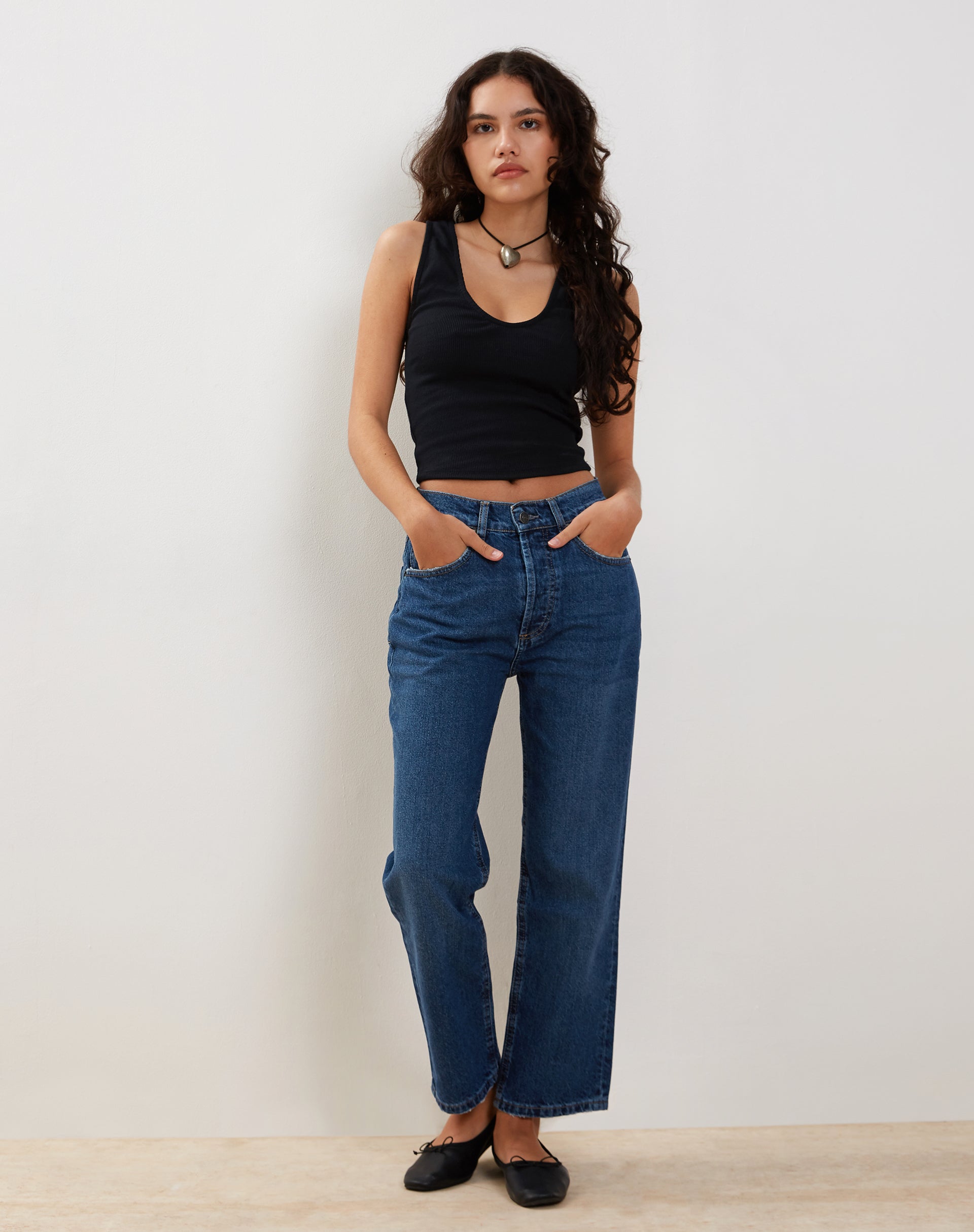 Afbeelding van Mid Rise Straight Leg Jeans in Mid Blue Used Denim