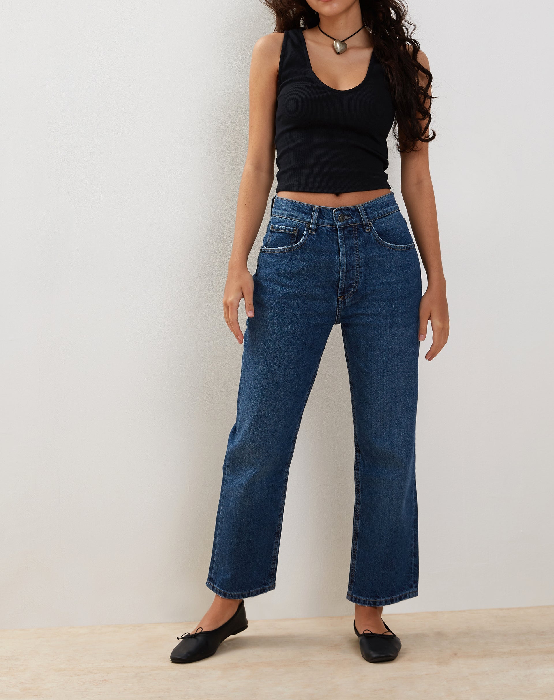 Afbeelding van Mid Rise Straight Leg Jeans in Mid Blue Used Denim