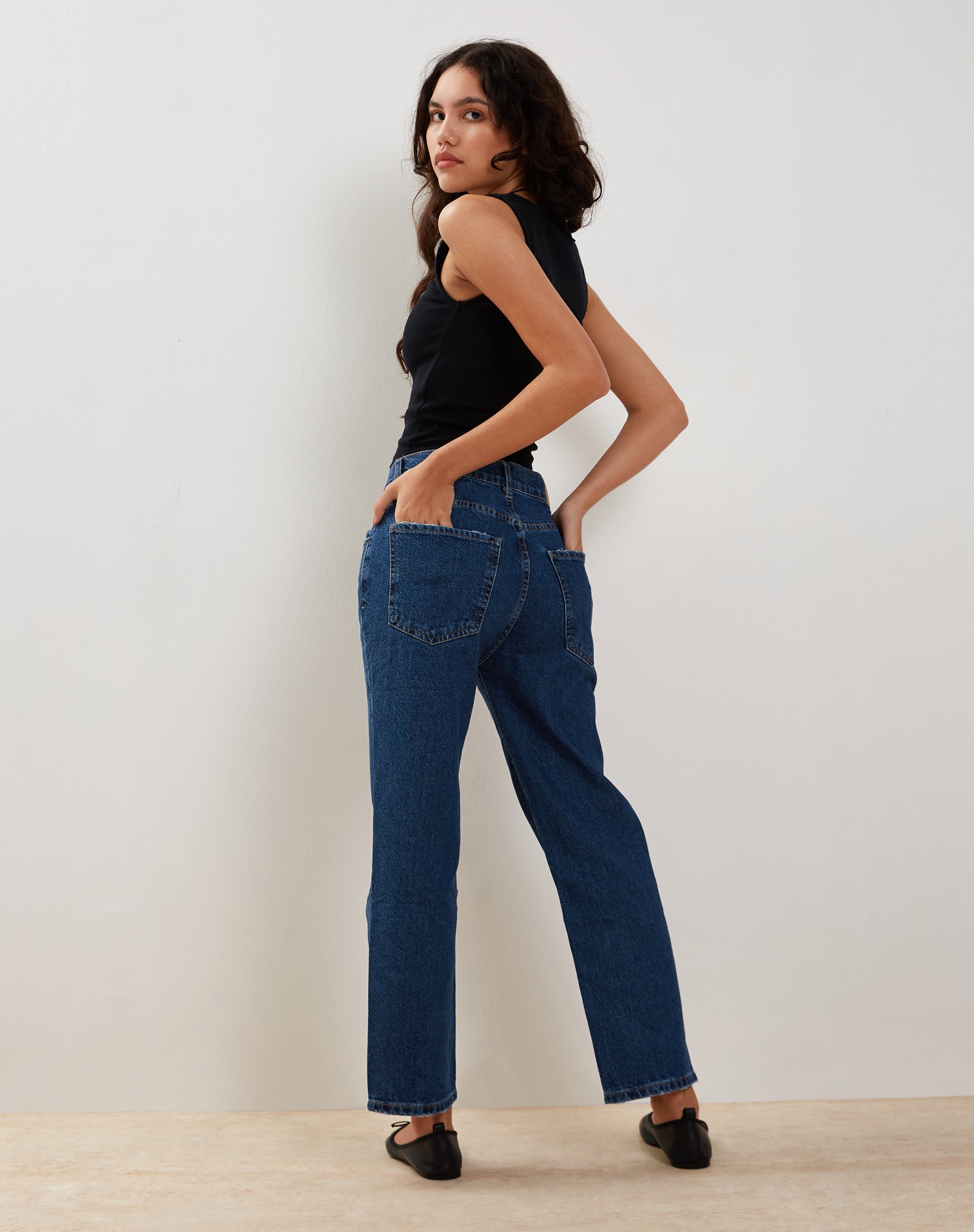 Afbeelding van Mid Rise Straight Leg Jeans in Mid Blue Used Denim
