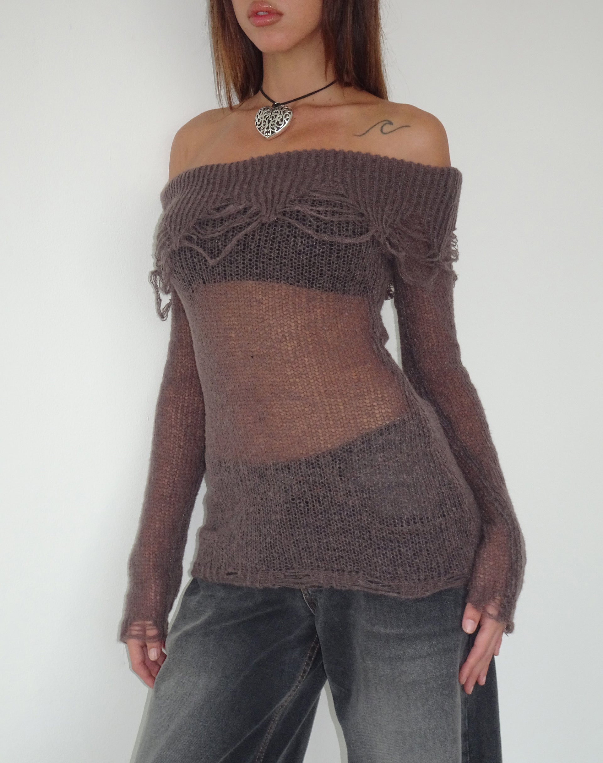 Afbeelding van Milena Distress Knit Bardot Top met lange mouwen in Maroon