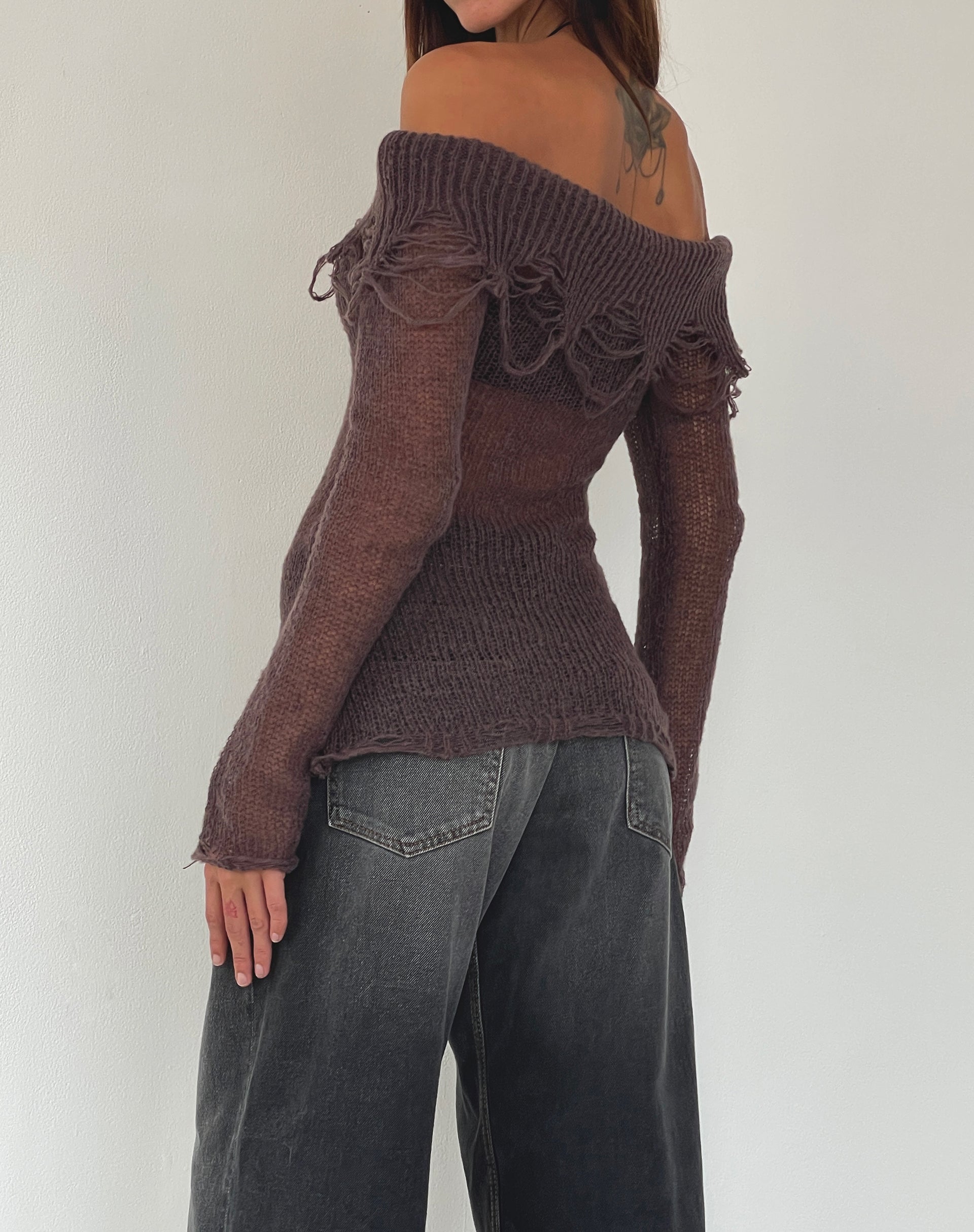 Afbeelding van Milena Distress Knit Bardot Top met lange mouwen in Maroon