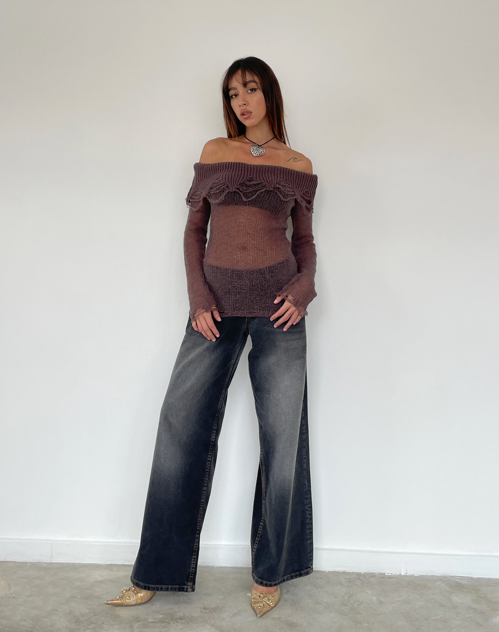 Afbeelding van Milena Distress Knit Bardot Top met lange mouwen in Maroon