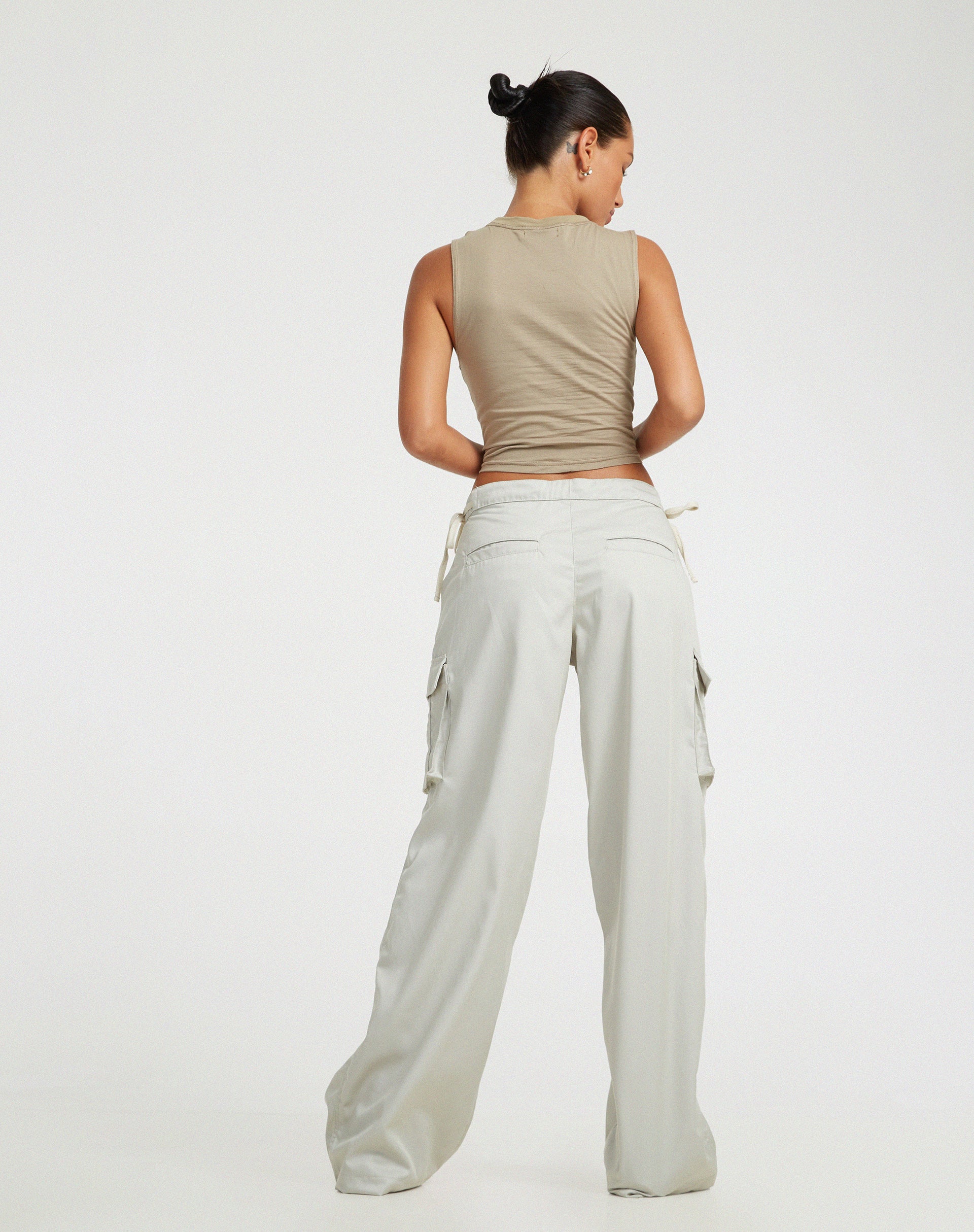 BEELD VAN Min Cutout Crop Top in Londen Mist