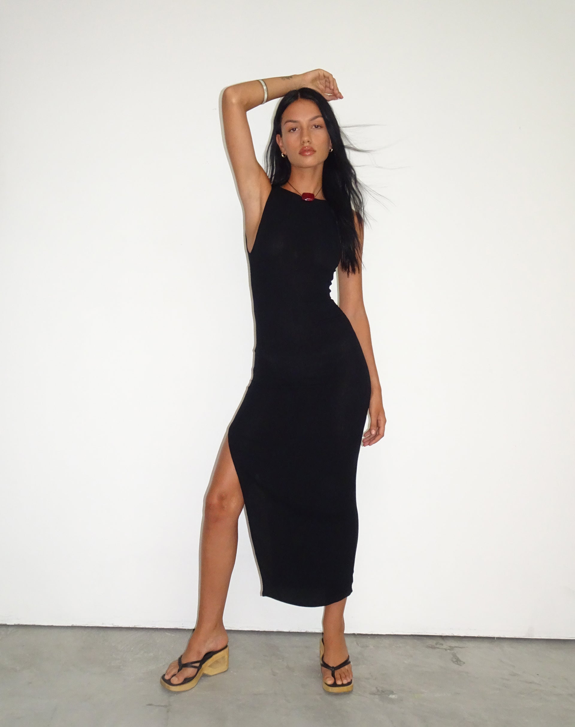 Afbeelding van Minyo Racer Neck Maxi Dress in Crinkle Black