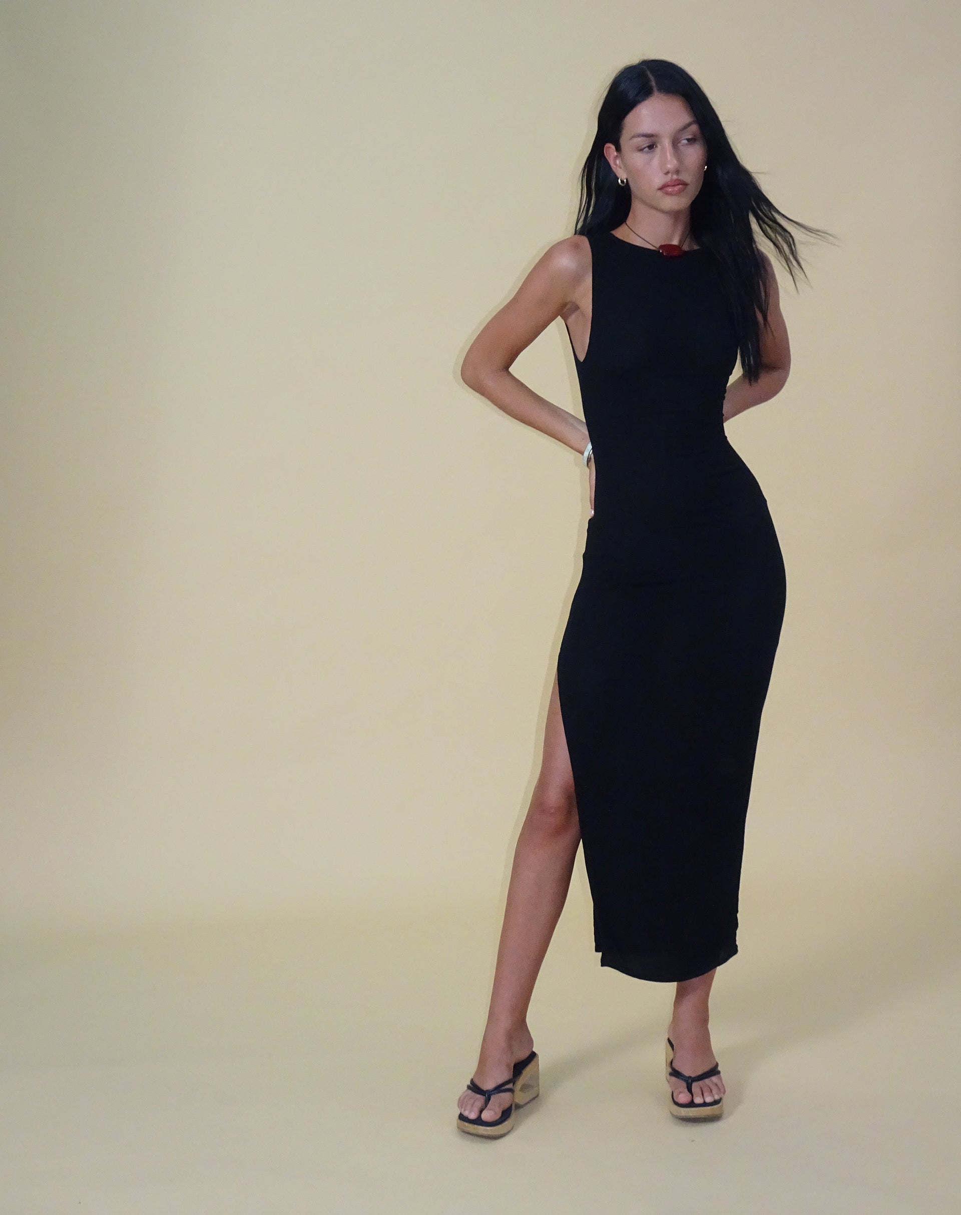 Afbeelding van Minyo Racer Neck Maxi Dress in Crinkle Black