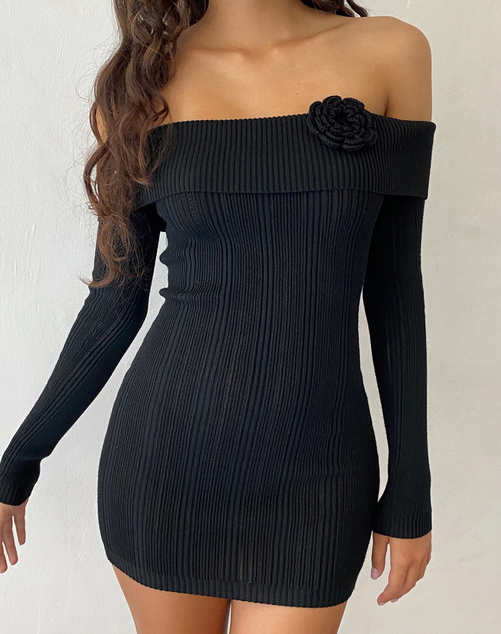 Afbeelding van Mirabel Gebreide Bardot Mini Jurk in Zwart met Rozet