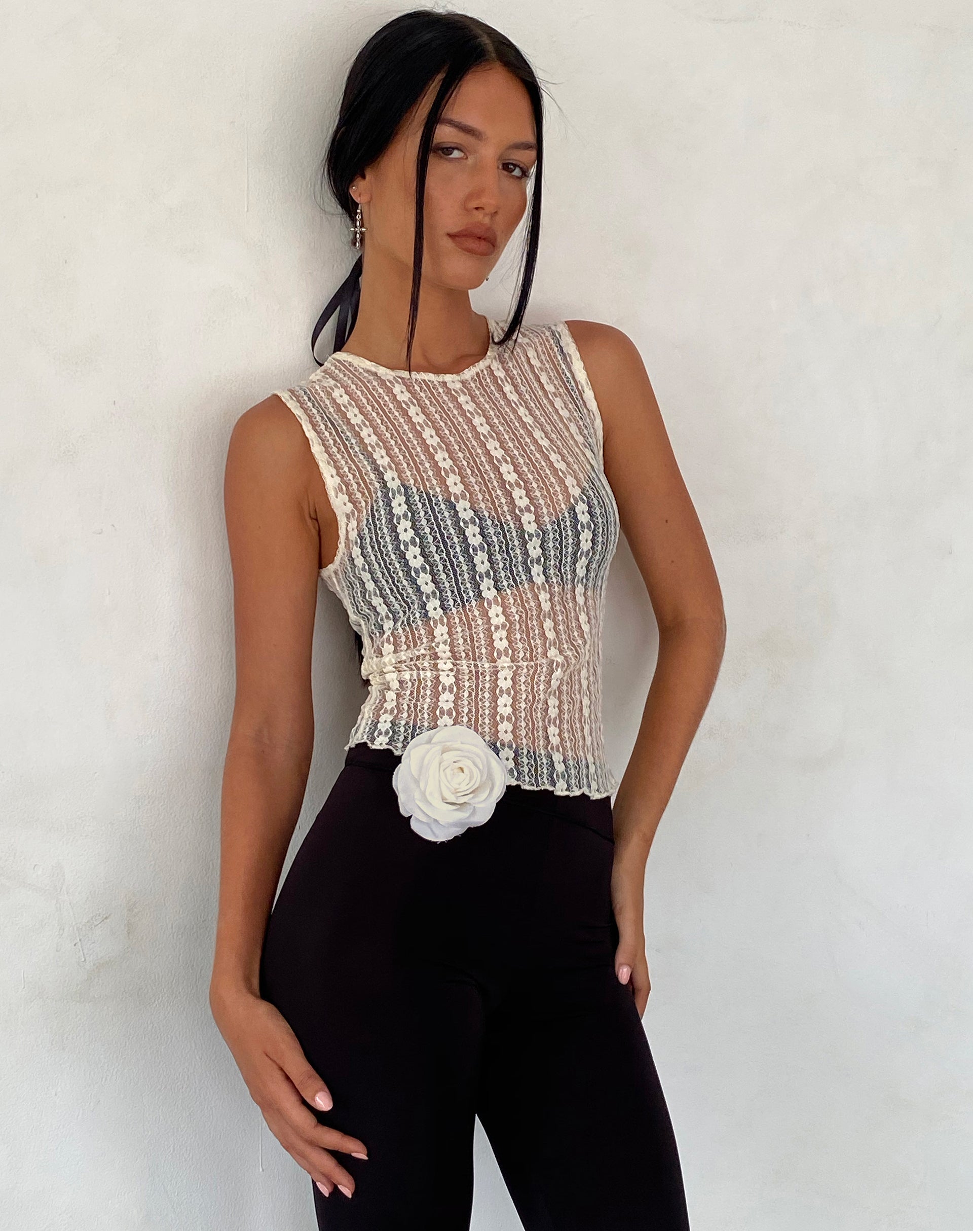 Afbeelding van Monelo Ongevoerde Vest Top in Ditsy Bloemig Crème Kant