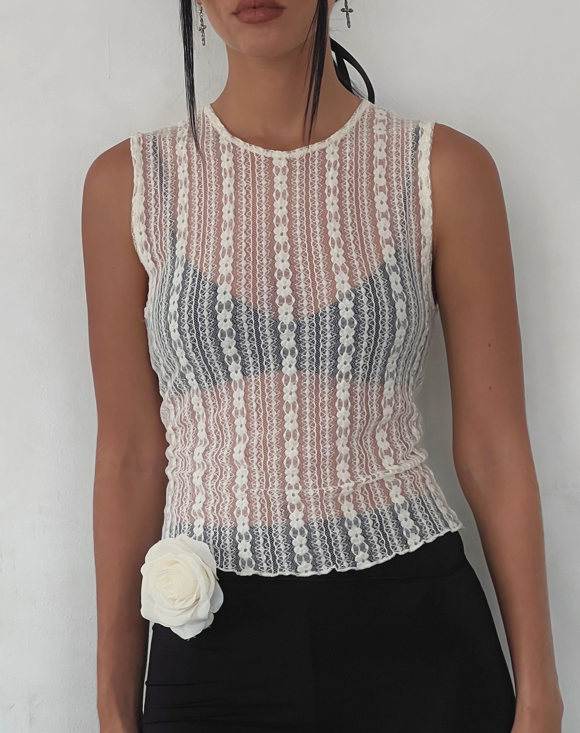 Afbeelding van Monelo Ongevoerde Vest Top in Ditsy Bloemig Crème Kant