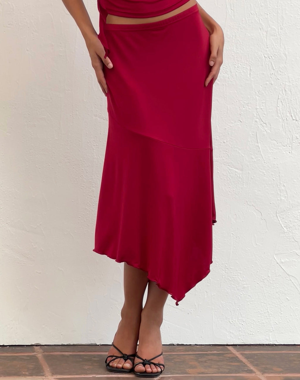 Cinta Low Rise Midi rok in Rood