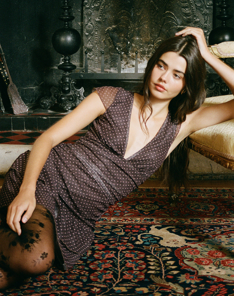 Afbeelding van Mowgli Mini jurk met kapmouw in bruin met micro-polka roze print