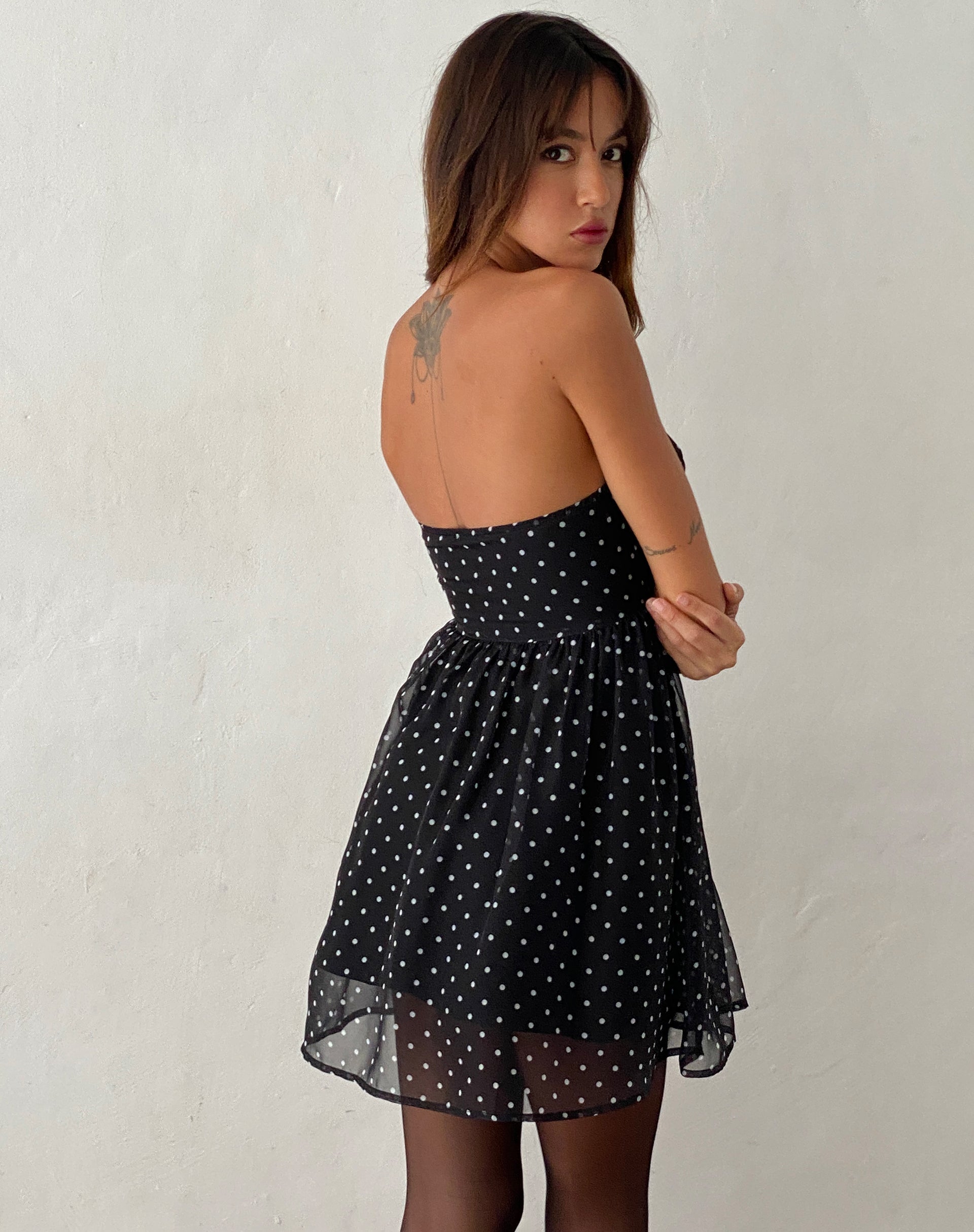 Afbeelding van Murni Bandeau Mini Jurk in Polka Zwart Chiffon