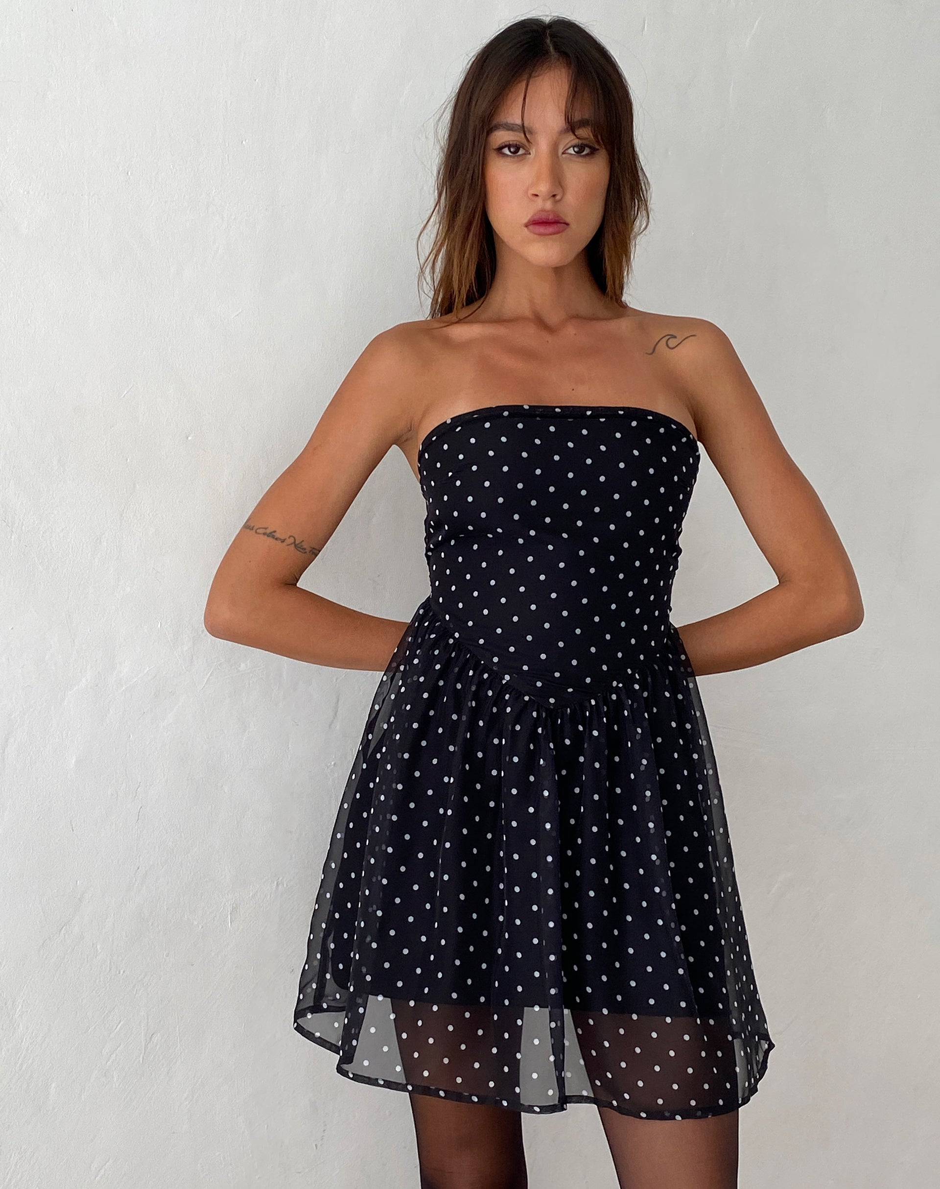 Afbeelding van Murni Bandeau Mini Jurk in Polka Zwart Chiffon