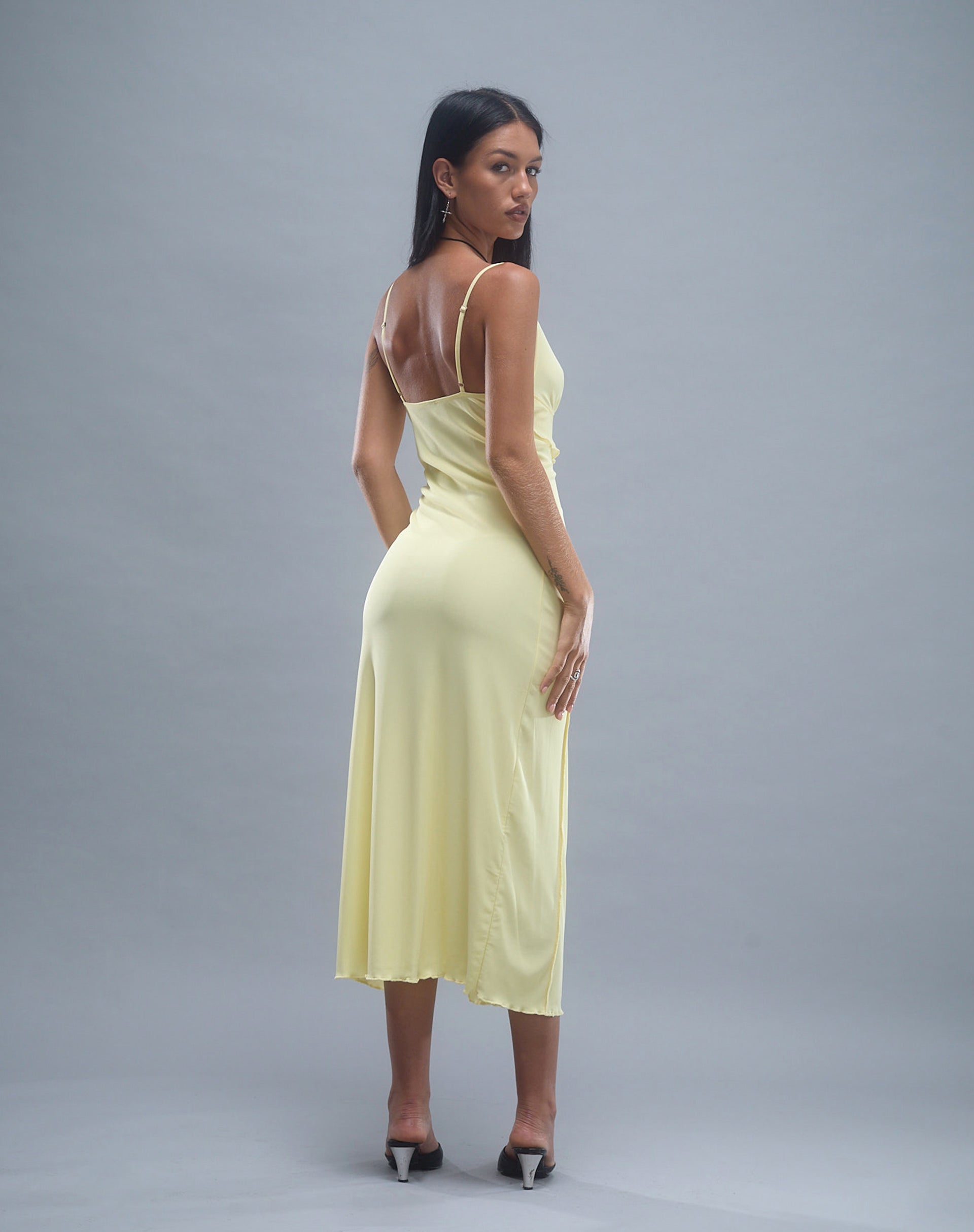Afbeelding van Jacy Ruffle Midi Dress in Mesh Citroen
