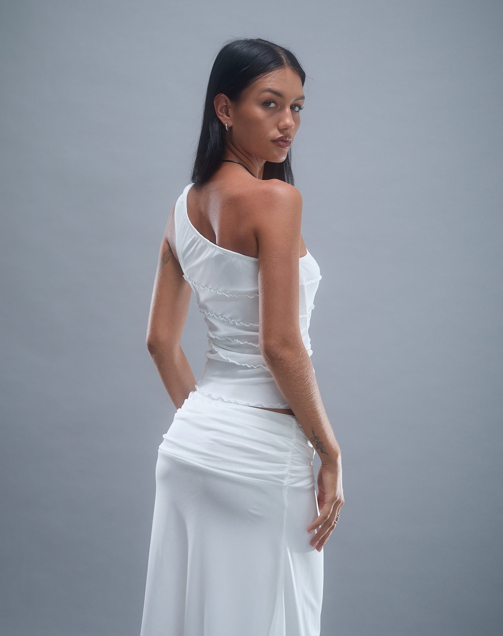 Afbeelding van Cochise Naaddetail One Shoulder Mesh Top in Ivoor