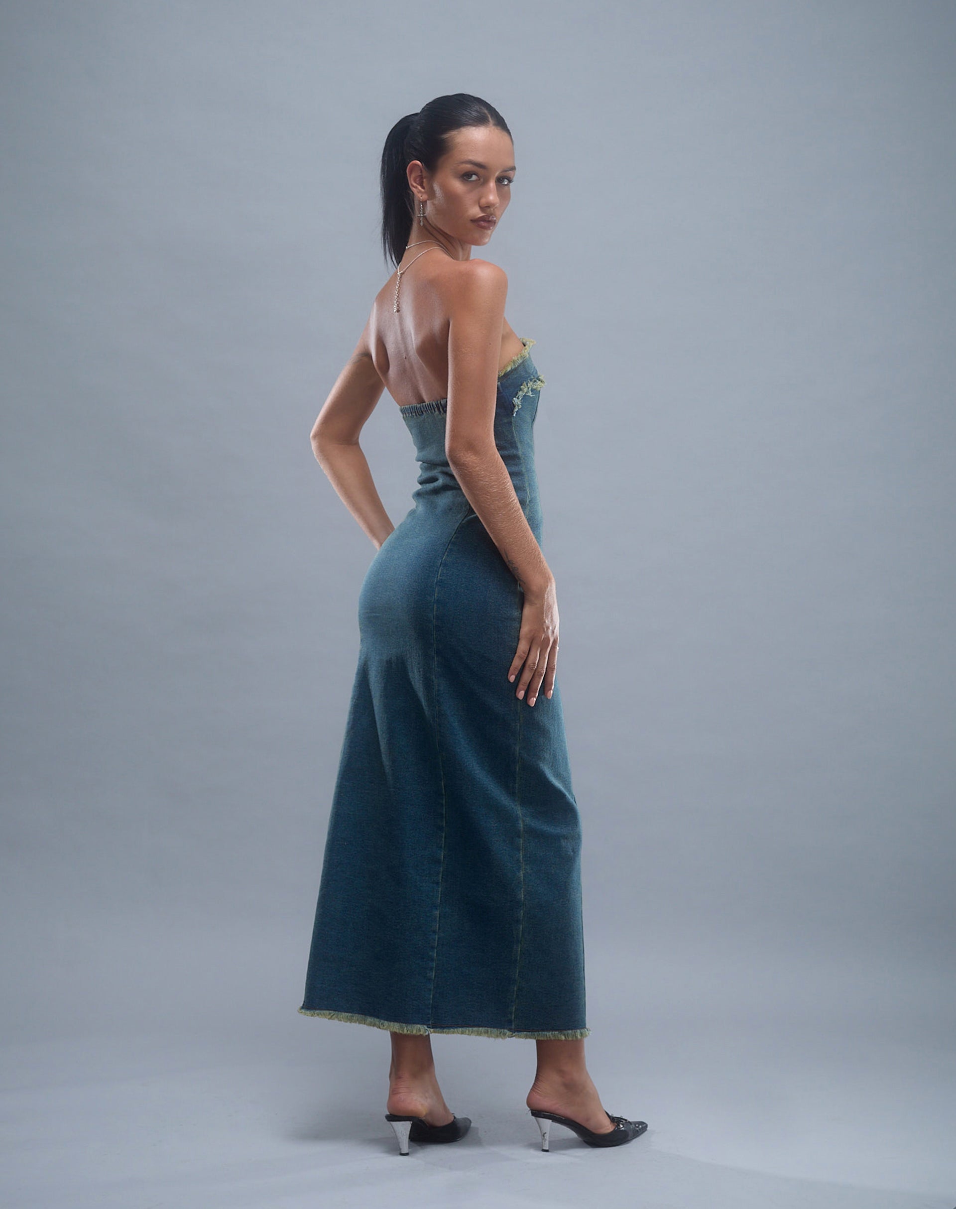 Afbeelding van Atun Denim Bandeau Maxi Dress in Bruin Blauw Acid Wash