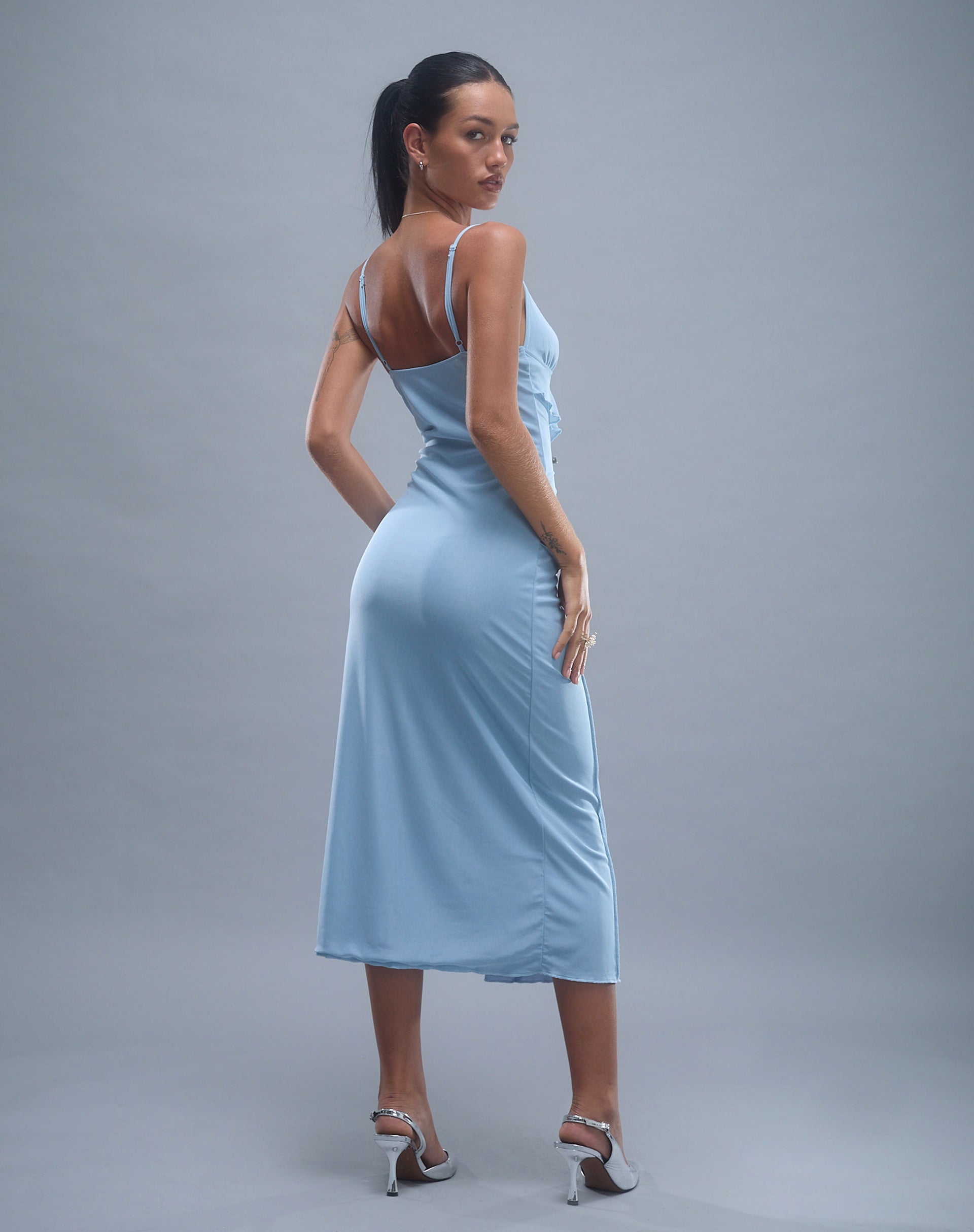Afbeelding van Jacy Ruffle Midi Dress in Mesh Blue