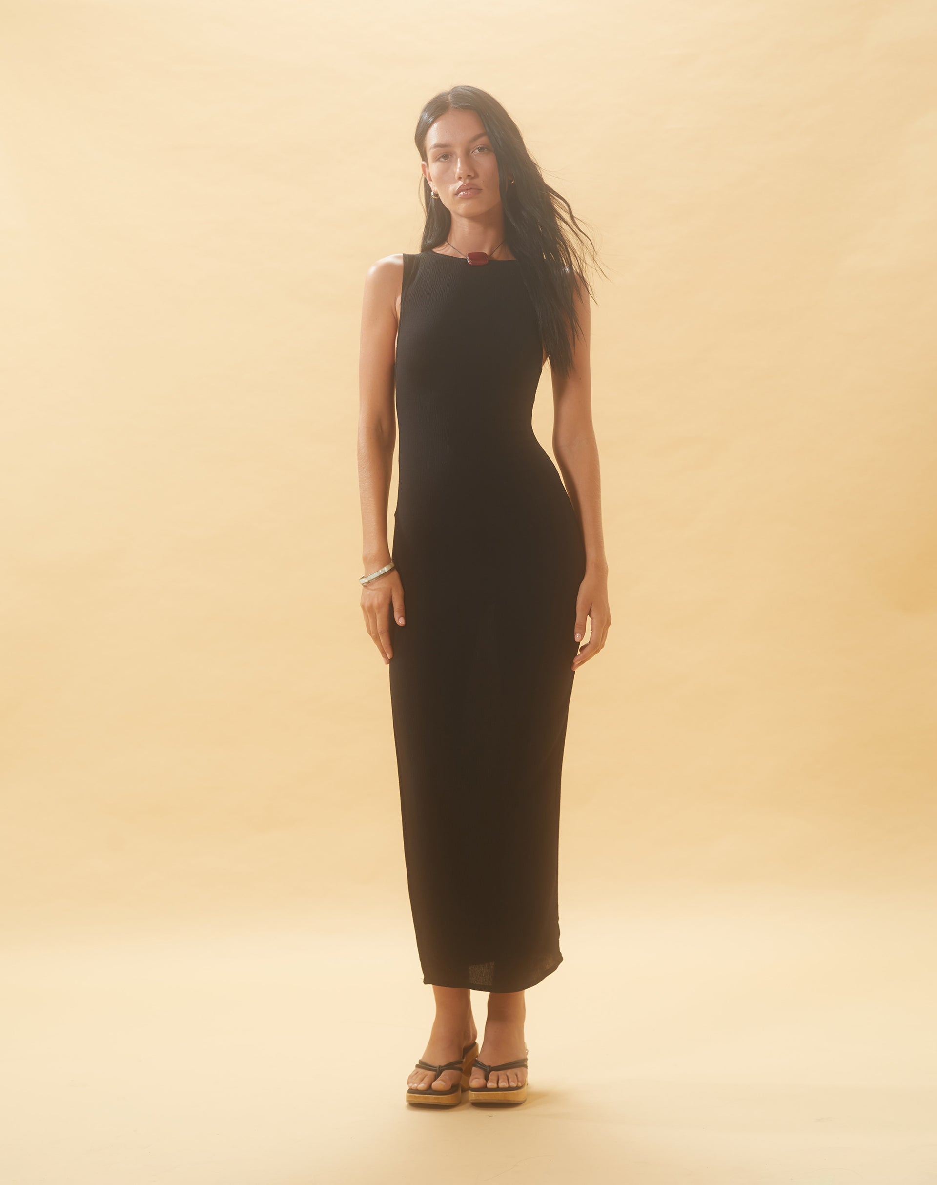 Afbeelding van Minyo Racer Neck Maxi Dress in Crinkle Black
