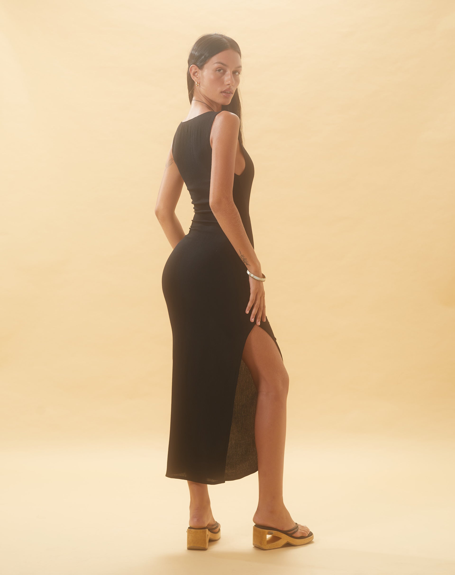 Afbeelding van Minyo Racer Neck Maxi Dress in Crinkle Black