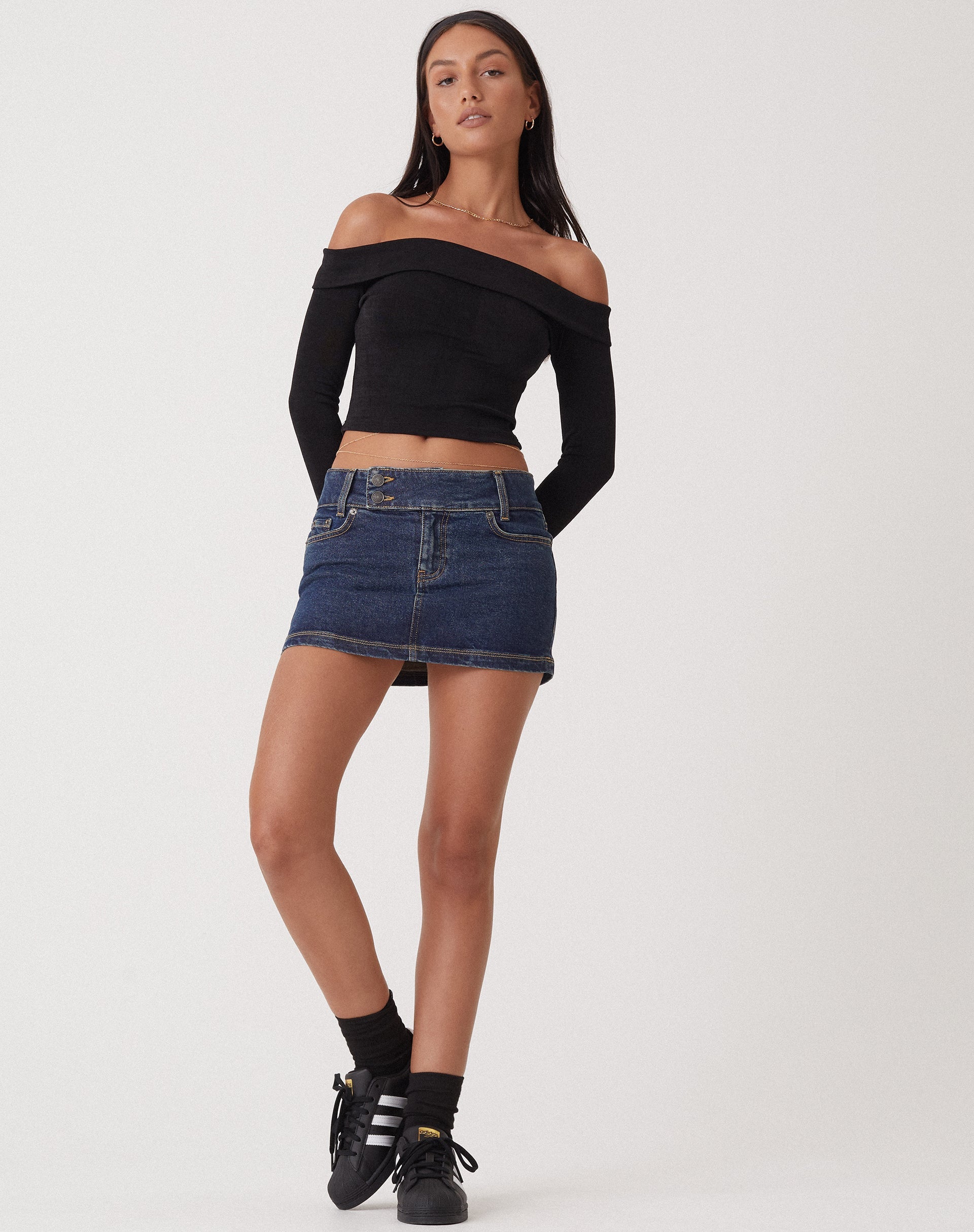 beeld van MOTEL X OLIVIA NEILL Low Rise Mini Skirt in Dark Vintage Wash