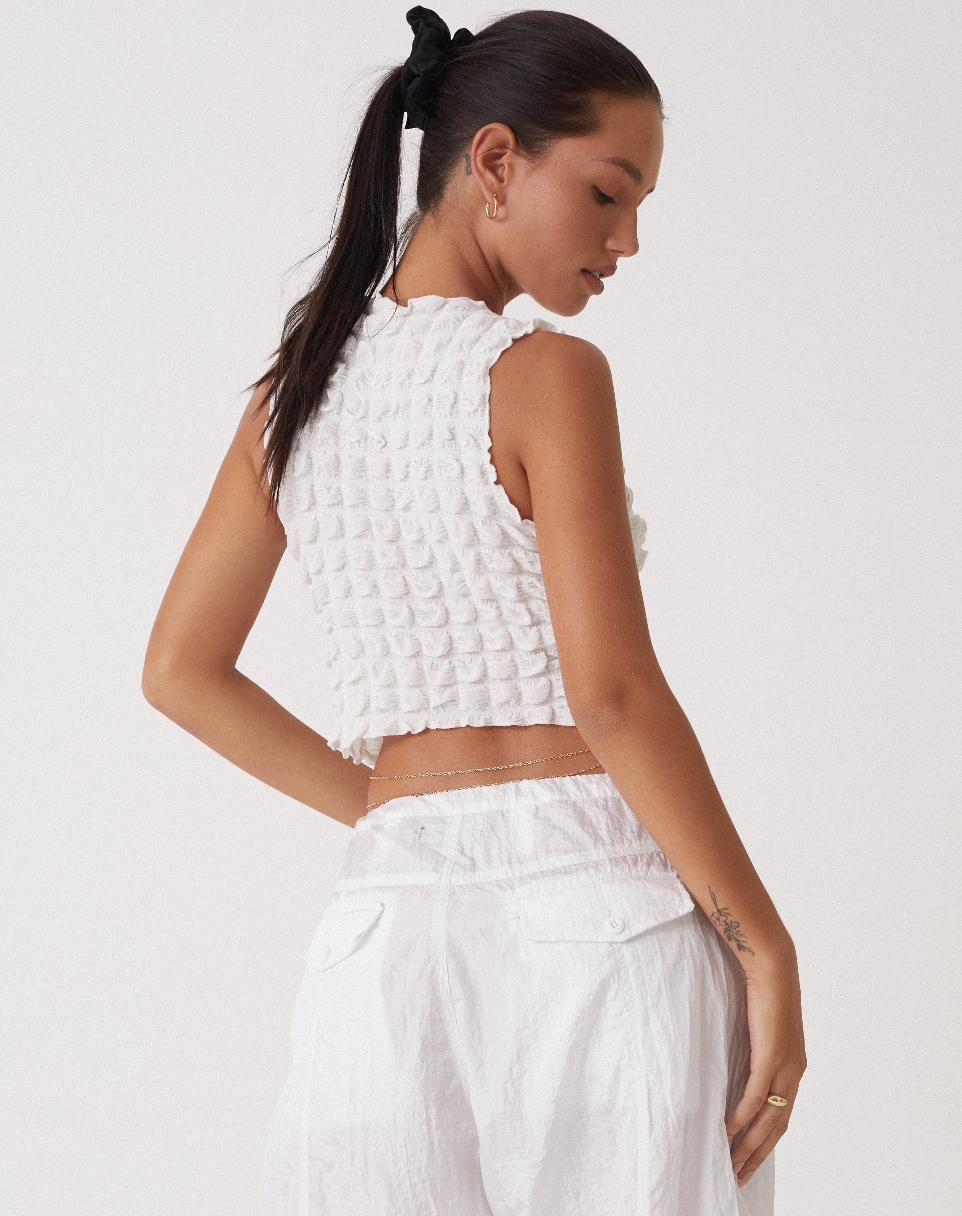beeld van MOTEL X OLIVIA NEILL Nolan uitgesneden top in bubble-jersey, echt wit