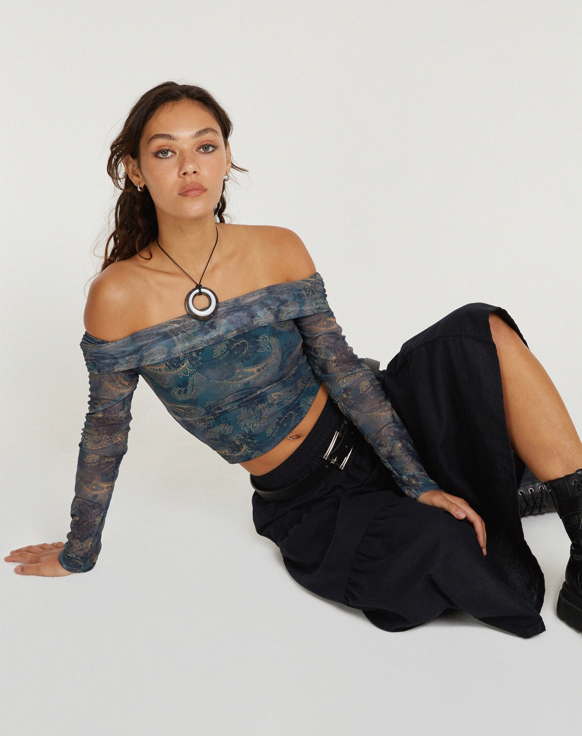 BEELD VAN Nagini bardot top met lange mouwen in blauw paisley