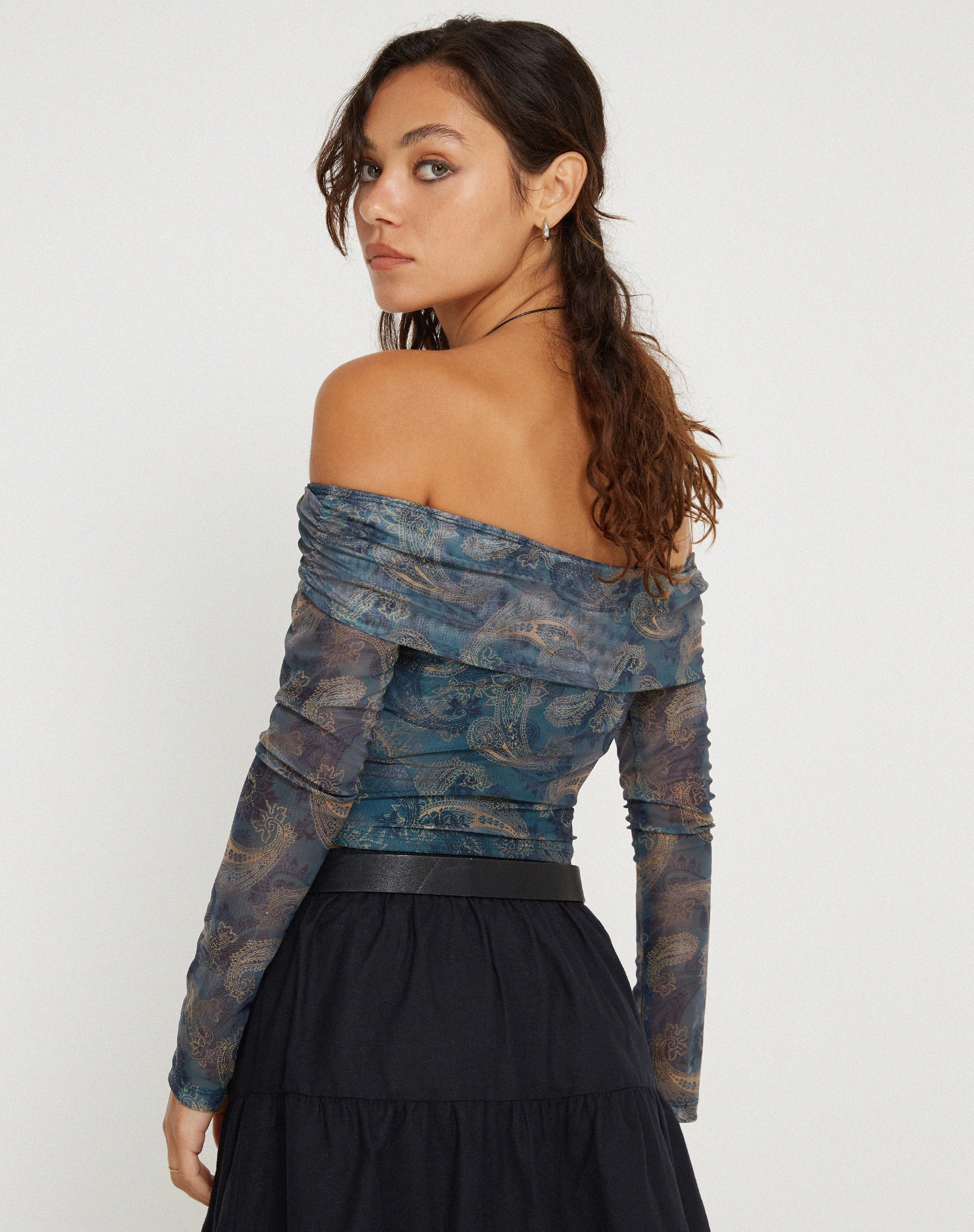 BEELD VAN Nagini bardot top met lange mouwen in blauw paisley