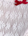 Babyroze met rood kant en strik