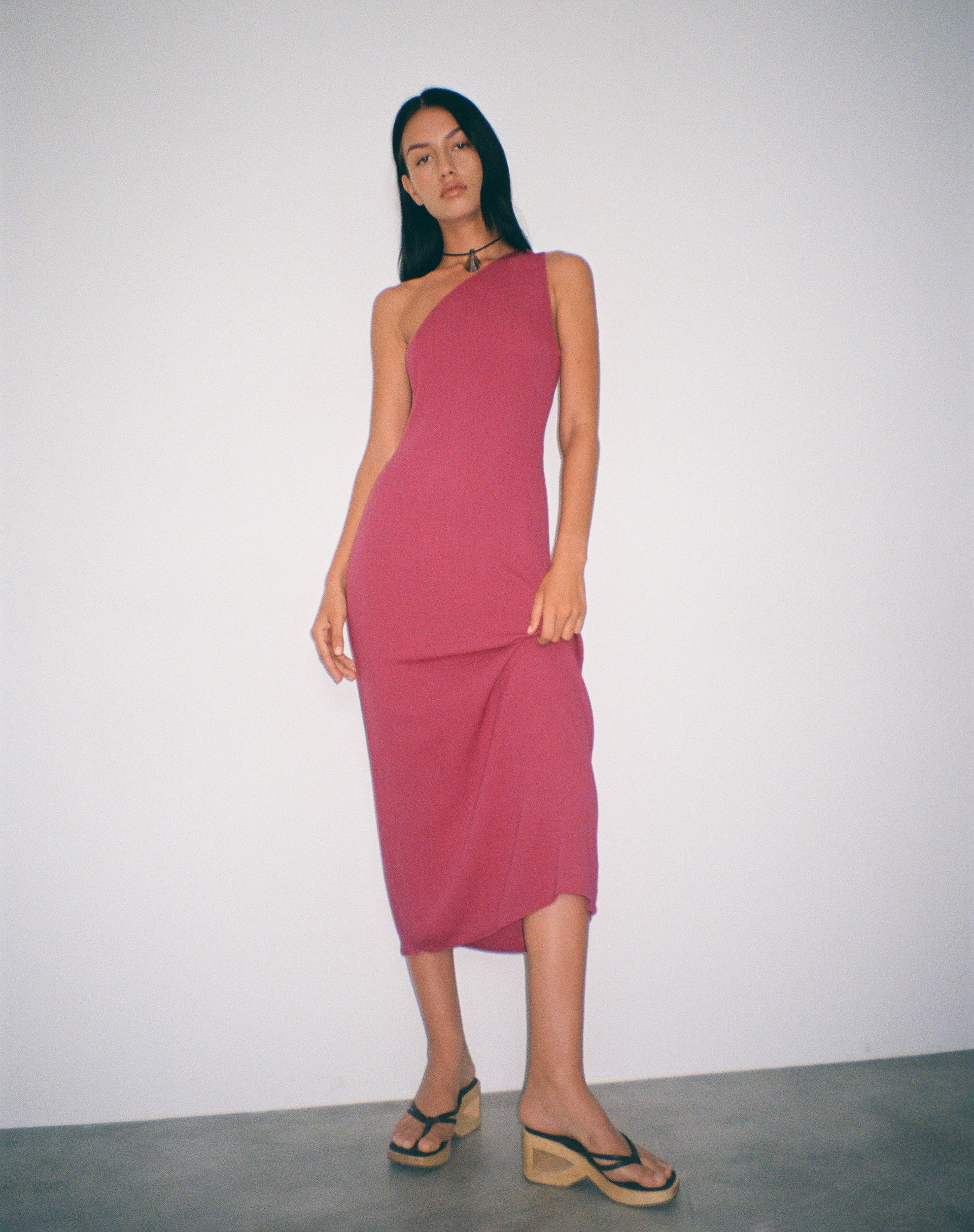 Afbeelding van Namjun One Shoulder Midi Dress in Daco Rose Crinkle