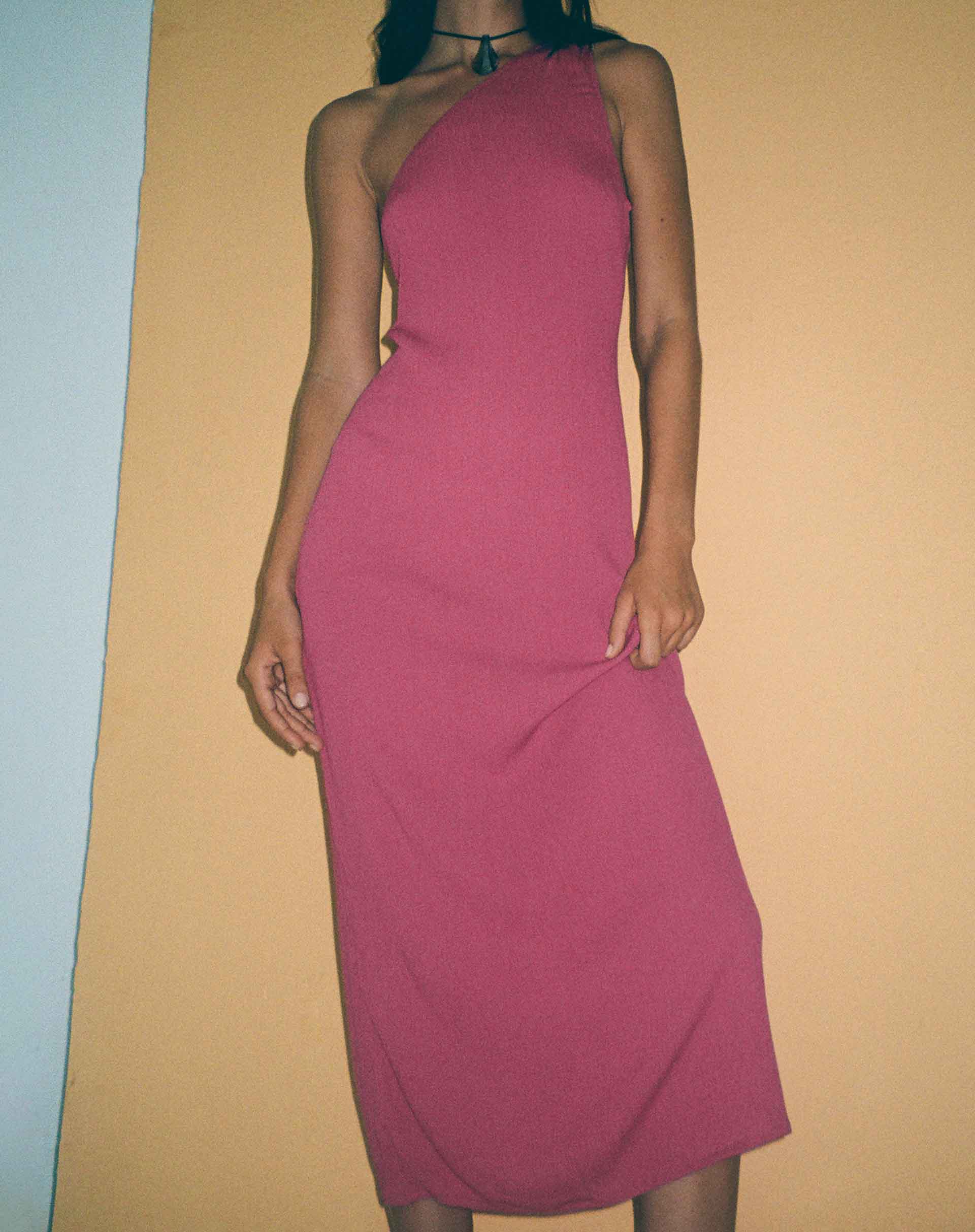 Afbeelding van Namjun One Shoulder Midi Dress in Daco Rose Crinkle