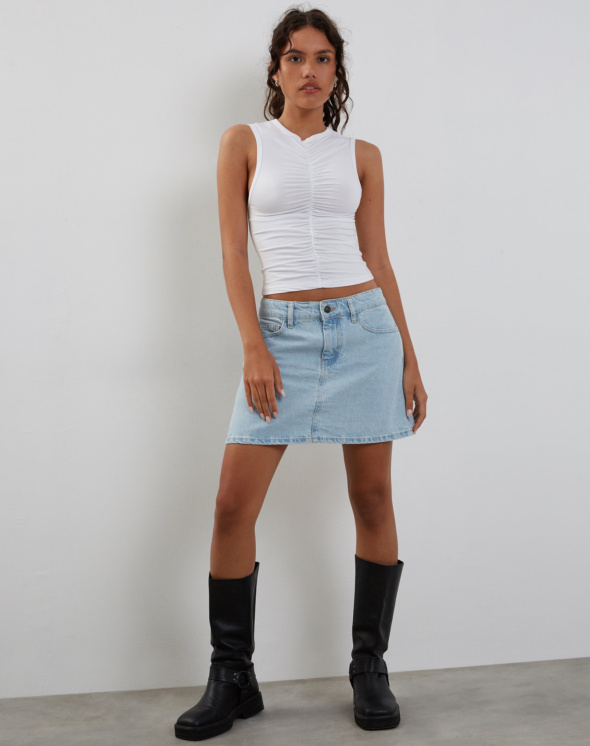 beeld van Naoko top met ruches in wit